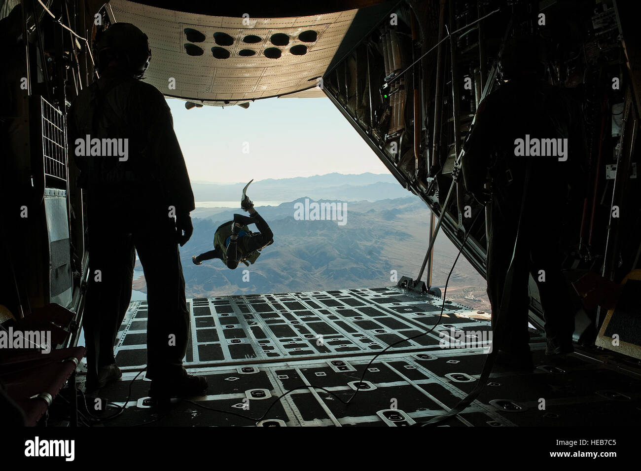 Un U.S. Air Force pararescueman, 58th Rescue Squadron, salta fuori da un C-130 Hercules, Air National Guard, Long Island, NY, durante una caduta libera militare water jump gen. 10, 2012, su Echo Bay, Nev. Pararescuemen sono addestrati a fornire cure mediche di emergenza in terreno avverse e condizioni in combattimento o in tempo di pace. Il personale Sgt. Christopher Hubenthal Foto Stock