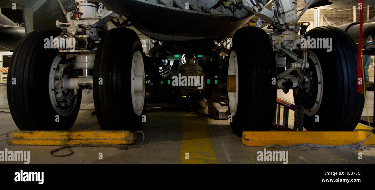 Airman 1. Classe John Thompson, 5a manutenzione aeromobili squadrone carico di armi membro di equipaggio, si prepara a caricare un modulo gas anestetici 86B aria-lanciato cruise missile trainer in una B-52H Stratofortress a Minot Air Force Base, N.D., 14 gennaio 2014. Come parte della Air Force Global Strike Command, il carico di lavoro degli equipaggi all'infinito per preservare la nostra nazione la protezione, fornendo a combattere le forze pronte per la dissuasione nucleare e sciopero globale delle operazioni. Senior Airman Brittany Y. Auld) Foto Stock