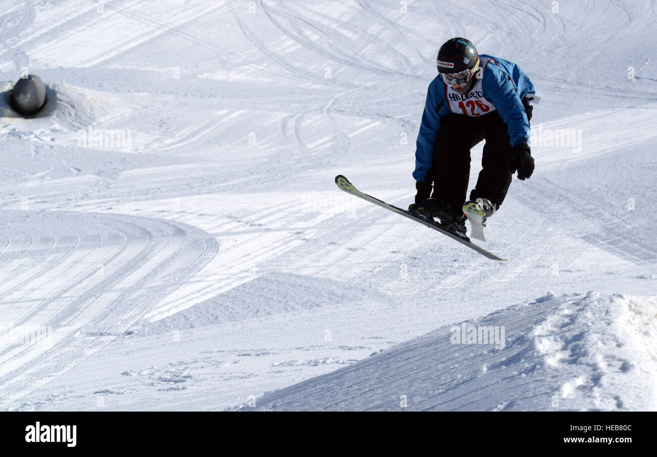 Gaven Hollingsworth, 13, salta su un mogul al Hillberg Ski Area parco del terreno durante uno stile libero gara di sci su base comune Elmendorf-Richardson, Alaska, Marzo 22, 2014. Il parco del terreno la concorrenza è uno dei quattro eventi tenuti presso Hillberg Ski Area. La molla Meltdown è un annuale evento di due giorni ha ospitato all'inizio della primavera. Il personale Sgt. Sheila deVera) Foto Stock