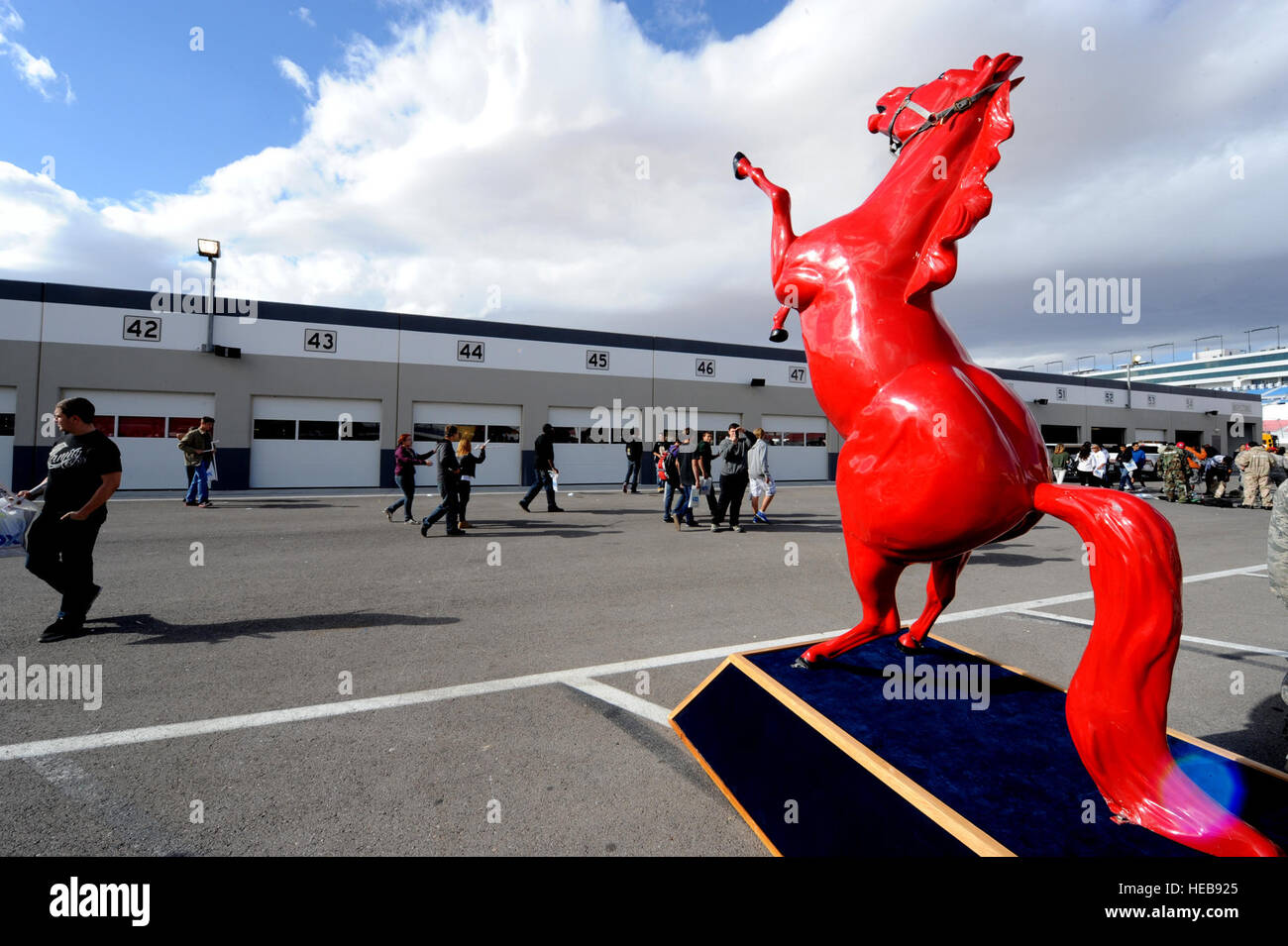 Charlie cavallo, 820th cavallo rosso squadra mascotte, viene visualizzato durante la fase di costruzione Career Day nov. 09, 2012, presso il Las Vegas Motor Speedway, Nev. Il 820th rosso squadrone di cavallo ha presentato una vasta gamma di settori tra cui: i marciapiedi e le attrezzature, la gestione delle emergenze e di demolizione per informare gli studenti delle scuole superiori che stanno prendendo in considerazione una carriera in costruzione. Il personale Sgt. William P.Coleman) Foto Stock