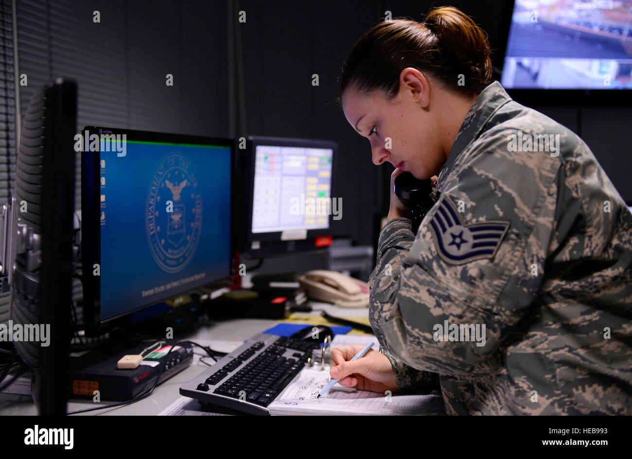 Il personale Sgt. Erica Johnson, 86Airlift Wing Command Post senior azioni di emergenza controller, prende una relazione nel dicembre 3, 2015, a Ramstein Air Base, Germania. La 86AW CP è il più grande reporting manager NEGLI STATI UNITI Forze aeree in Europa e supporta cinque ali, 12 gruppi, 57 squadroni, sei basi e 39 separato geograficamente le unità. Airman 1. Classe Tryphena Mayhugh) Foto Stock