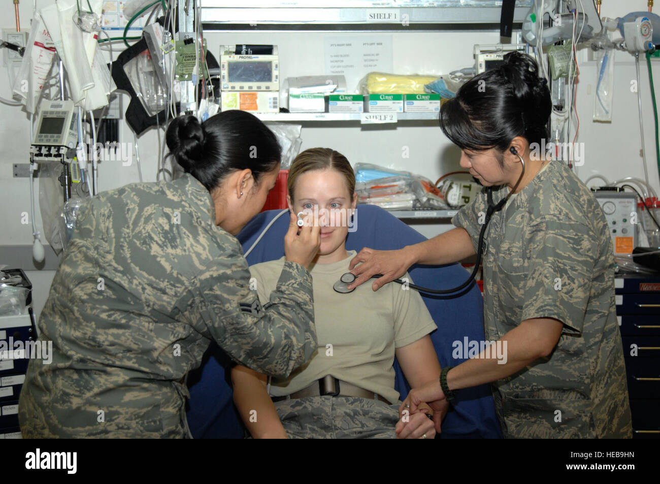 Airman 1° classe Munar Diana e il Mag. Leila Von Kreitor, sia da la 332Expeditionary gruppo di medici, prendere i segni vitali di un paziente presso la Air Force Theatre ospedale a base comune Balad, Iraq. Von Kreitor ha deciso di unire la forza dell'aria dopo sentirsi impotenti nel corso degli attacchi dell'11 settembre a New York. Munar è distribuito da Lackland Air Force Base, Texas, ed è un nativo di Lake Grove, N.Y. Von Kreitor è distribuito dalla Andrews AFB, Md., ed è un nativo di Staten Island, N.Y. Foto Stock