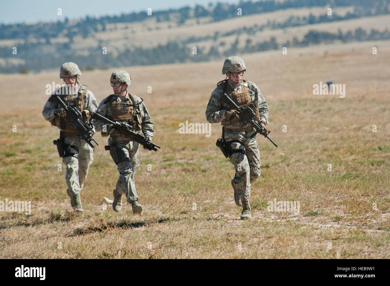 Membri della 91Forze di Sicurezza gruppo Global Strike Team Challenge run per il successivo intervallo di cottura durante la cottura delle armi evento al 2014 GSC su Camp Guernsey, Wyo., Sett. 24, 2014. Durante le armi in caso di sparo, la squadra ha sparato il M9 pistola, M240 mitragliatrice, M4 fucile e M203 lanciagranate. Senior Airman Brittany Y. Bateman) Foto Stock