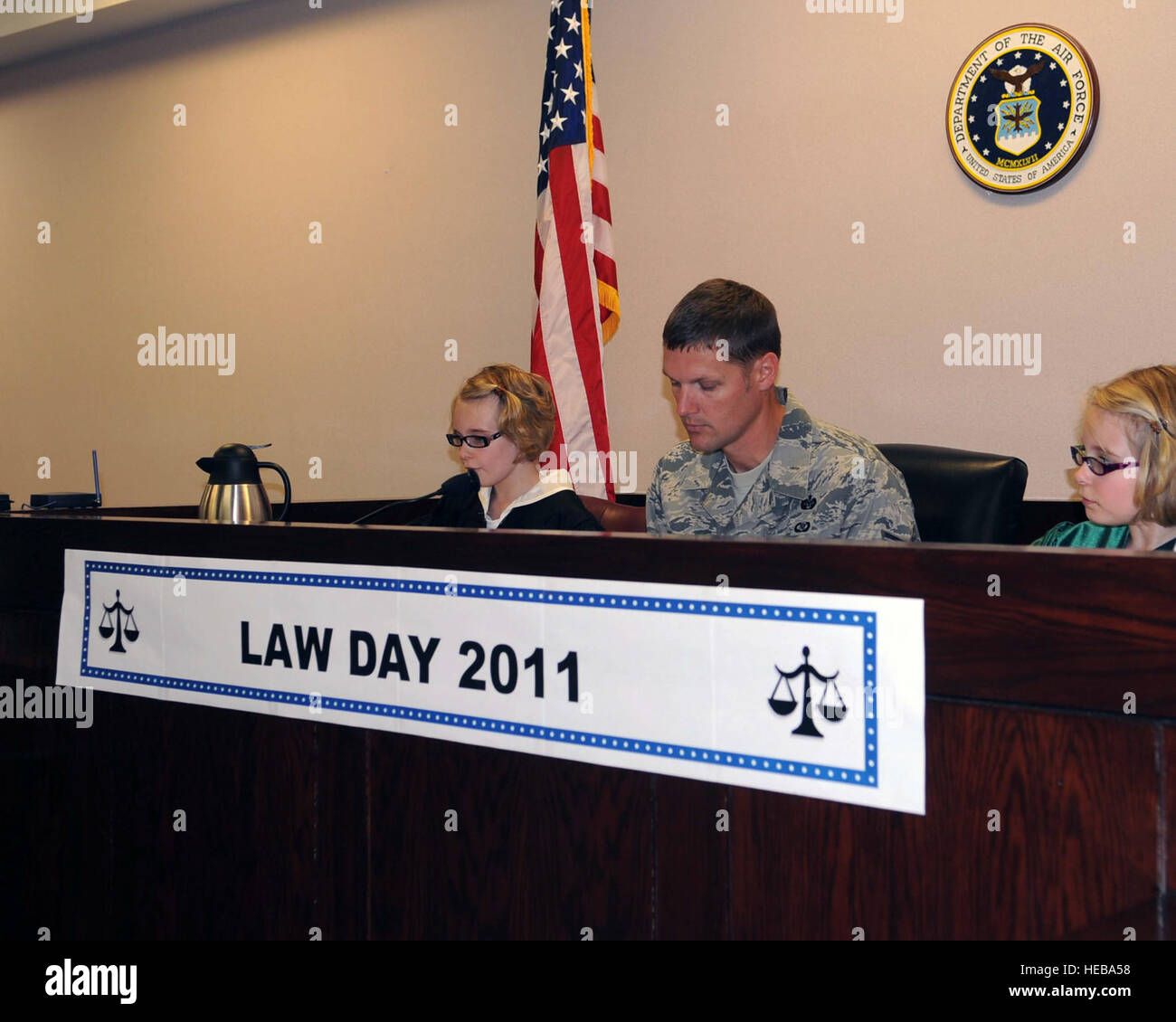 La ALTUS AIR FORCE BASE, Okla.-Staff Sgt. Timothy Westerlund, 97th Aria Mobilità ala NCO in carica della legge civile e aiuta gli studenti, Morgan e Megan Swain, agire come giudici durante il 2011 della legge giorno evento qui maggio 17. Quarto grado gli studenti da fiumi della scuola elementare ha agito in un aula di tribunale scena con l aiuto del 97th AMW Ufficio Legale per apprendere come la corte giudiziaria sistema funziona. Senior Airman Leandra D. Stepp/97th Aria Mobilità ala affari pubblici) Foto Stock