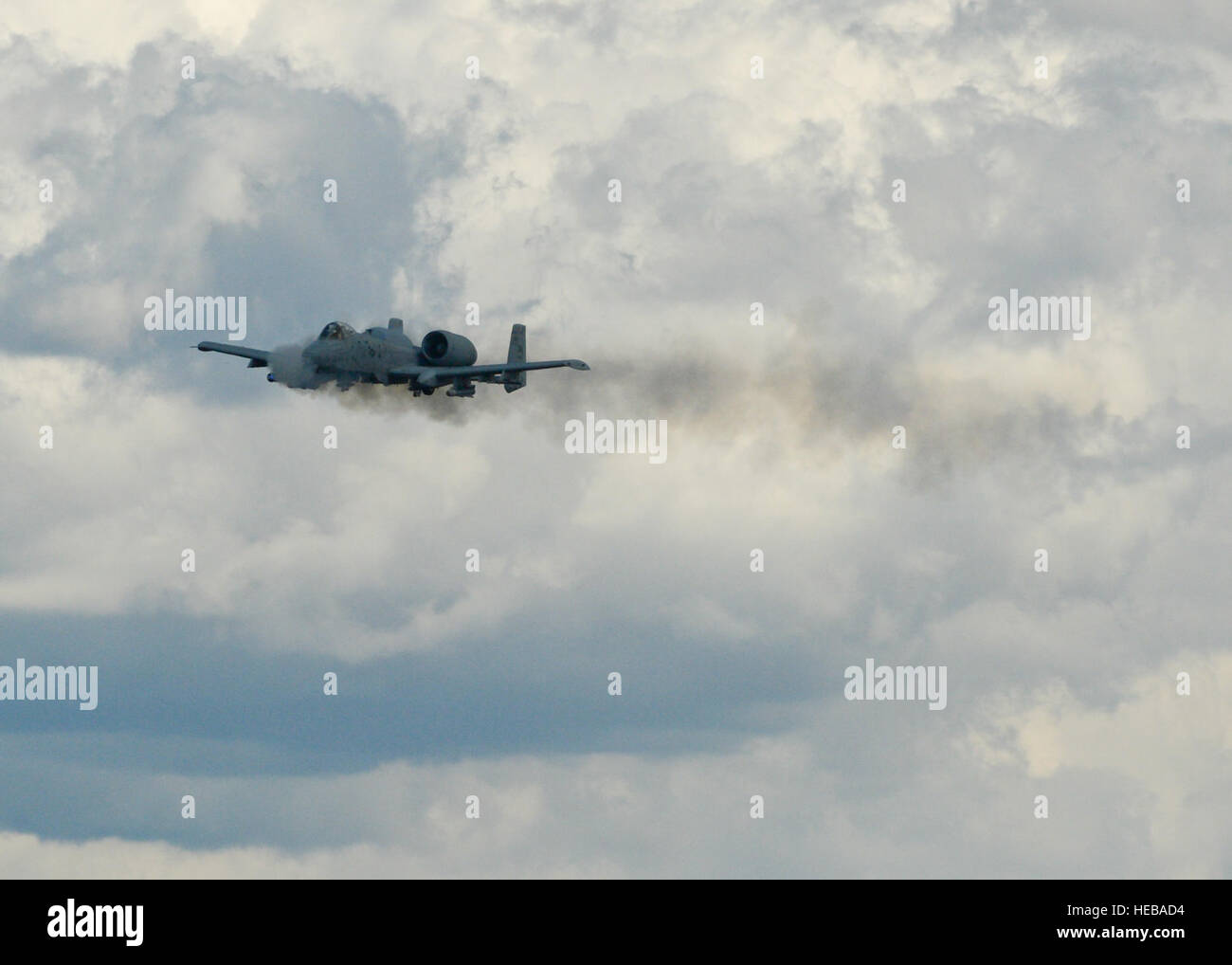 Un U.S. Air Force A-10 Thunderbolt II assegnato a 354Expeditionary Fighter Squadron incendi il suo 30mm GAU-8 Avenger cannone rotante durante un teatro security package deployment a Campia Turzii, Romania, Aprile 1, 2015. Il velivolo in avanti sarà la distribuzione di posizioni in Europa orientale paesi della NATO come parte del TSP. Il personale Sgt. Joe W. McFadden Foto Stock