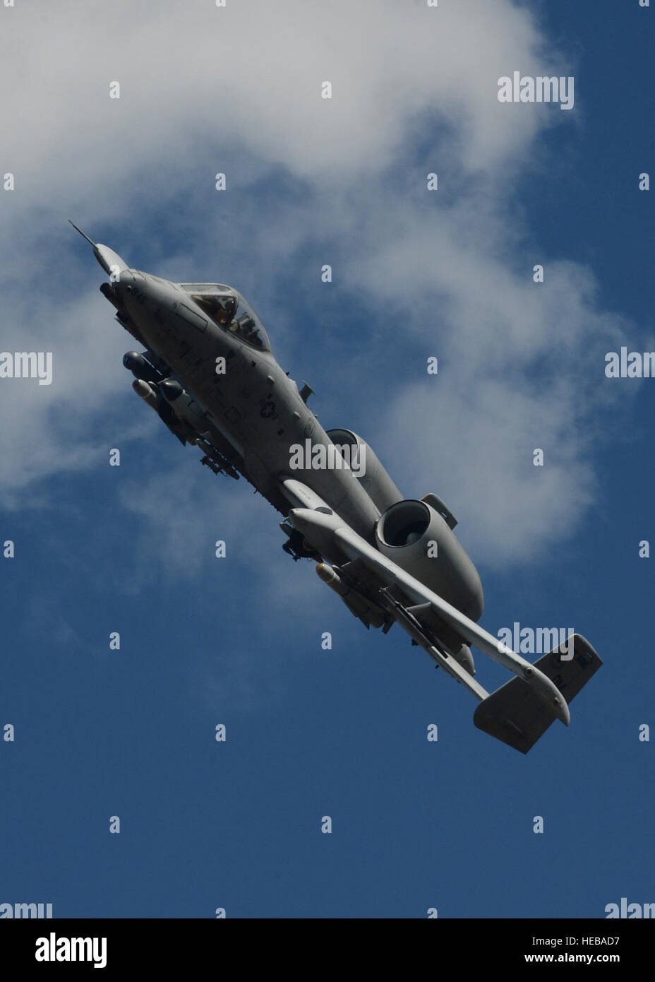 Un U.S. Air Force A-10 Thunderbolt II assegnato a 354Expeditionary Fighter Squadron vola durante un teatro security package deployment a Campia Turzii, Romania, Aprile 1, 2015. Il velivolo in avanti sarà la distribuzione di posizioni in Europa orientale paesi della NATO come parte del TSP. Il personale Sgt. Joe W. McFadden Foto Stock