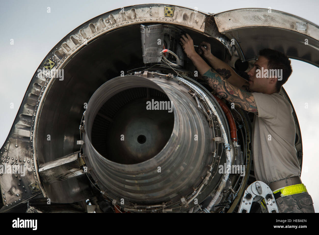 Un U.S. Air Force maintainer da 354Expeditionary Fighter Squadron di eseguire le operazioni di manutenzione su un U.S. Air Force A-10 Thunderbolt II attacco motore del velivolo durante un teatro security package deployment di Lask Air Base, Polonia, 13 luglio 2015. Gli Stati Uniti e il polacco forze aeree sarà condotta formazione finalizzata a rafforzare l'interoperabilità e la dimostrazione di un impegno comune per la sicurezza e la stabilità dell'Europa. Il personale Sgt. Christopher Ruano Foto Stock