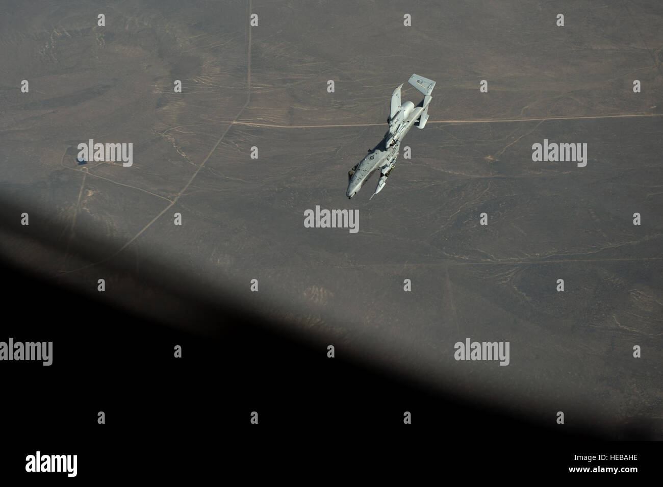 Un A-10 Thunderbolt II, 190Fighter Squadron, banche di distanza dopo aver ricevuto tre mila chili di carburante da un KC-135 Stratotanker, 191st Air Refuelling Squadron, Idaho, Marzo 25, 2014. Il Thunderbolt II può bighellonare nei pressi di zone di battaglia per lunghi periodi di tempo e di operare in bassa nube massimale e condizioni di visibilità. La A-10 è assegnato al campo Gowan Air National Guard Base, Idaho, e il KC-135 è assegnato a Salt Lake City Air National Guard Base, Utah. Il personale Sgt. Julianne M. Showalter Foto Stock