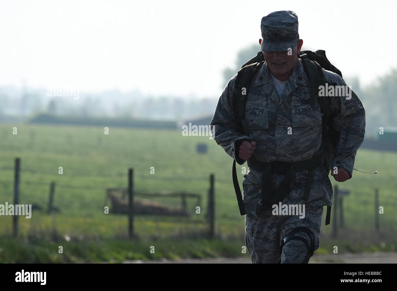 Cappellano (magg.) Jack Stanley, 422Air Base gruppo cappellano, corre lungo il perimetro road a RAF Croughton, Inghilterra, 11 maggio 2015, durante un ruck marzo in onore della polizia nazionale settimana. La manifestazione si è tenuta in onore di funzionari di polizia che hanno dato la loro vita nella linea del dazio. Il personale Sgt. Jarad A. Denton Foto Stock