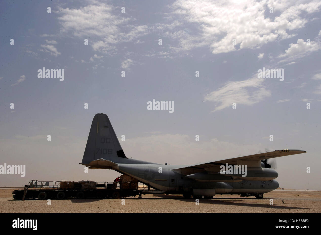 Portieri antenna assegnato all'451st Expeditionary disponibilità logistica Squadron, Distacco 1, di palette di carico su in uscita un C-130 Hercules con un 60K-caricatore, 15 aprile a Camp Bastion, Afghanistan. "Senza dubbio ci sono alcuni dei più acuta aviatori nella Air Force qui a Bastion,' detto Master Sgt. Jeff Powell, 451st ELRS soprintendente dispiegato dal Papa Air Force Base. "Sono entusiasta di fare il loro lavoro quotidiano e che stanno imparando circa essendo le mani sul leader. A questo ritmo delle operazioni non abbiamo molto tempo per fare da guida a ogni aviatore, ma questi ragazzi sono motivati ad essere buono come t Foto Stock