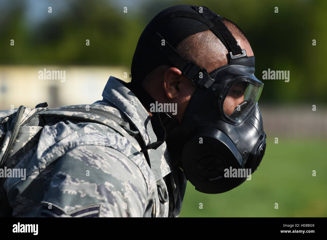 Il personale Sgt. Norvell Howard, 422forze di sicurezza unità squadrone trainer attraversa la linea del traguardo dopo il completamento di un 5K ruck marzo intorno a RAF Croughton, Inghilterra, 11 maggio 2015. Il ruck marzo si è svolta a sostegno delle forze di polizia nazionali settimana, che onorato funzionari di polizia che hanno dato la loro vita nella linea del dazio. Il personale Sgt. Jarad A. Denton Foto Stock