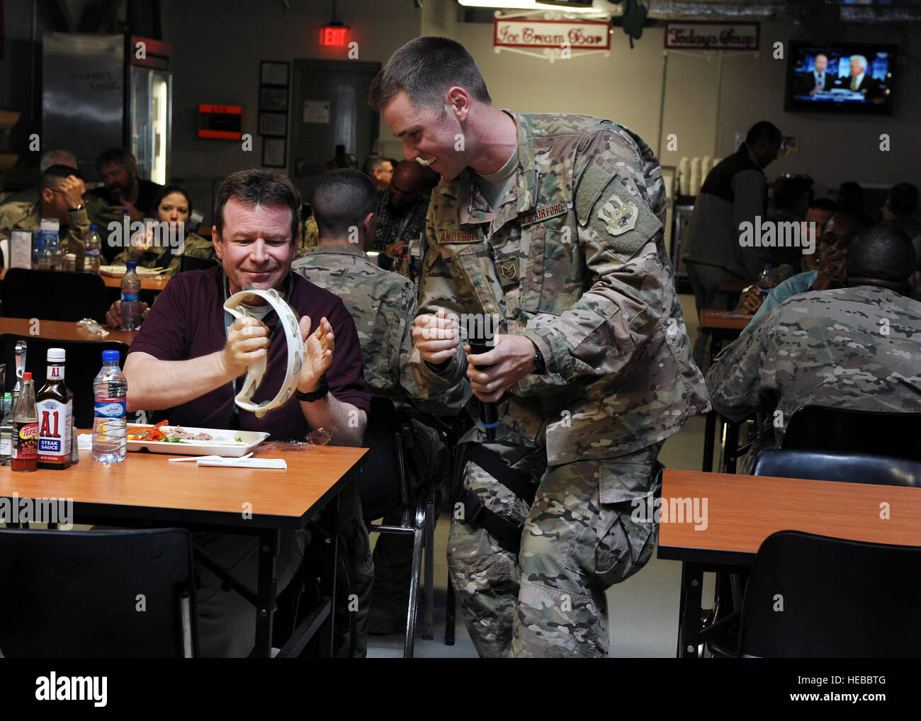 Stati Uniti Air Force aviatori assegnati per gli Stati Uniti Air Force Comando Centrale band, Nighthawk, eseguire il servizio per i membri e i civili durante una visita alla 455th aria ala Expeditionary Marzo 11, 2015 a Bagram Air Field, Afghanistan. Nighthawk è programmato per eseguire in tutta l'ala fino al 14 marzo. Il personale Sgt. Whitney Amstutz/rilasciato) Foto Stock