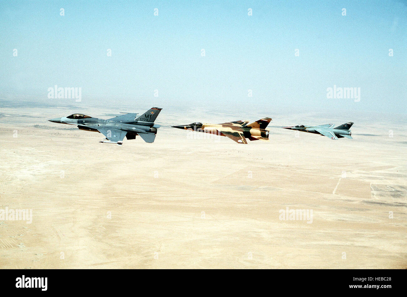 Un sessantottesima Fighter Squadron F-16 da Moody AFB, GA, conduce due Royal Jordanian Air Force F-1 Miraggi, un dipinto di grigio e le altre un deserto camouflage, per un corso di formazione sortie oltre il deserto in Giordania vicino al confine iracheno. Data esatta Shot sconosciuto pubblicato in Airman Magazine Agosto 1996 Foto Stock