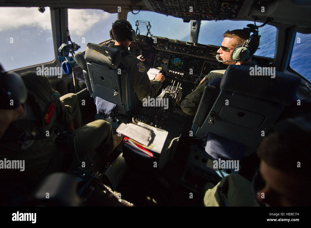 Stati Uniti Air Force Capt. Brian Pollock, 535th aria squadrone di sollevamento, C-17 Globemaster III pilota, vola un addestramento al combattimento per la Pohakuloa Area Formazione, (PTA) Hawaii, luglio 26, 2012, a sostegno del cerchione del Pacifico (RIMPAC) Esercizio 2012. Ventidue nazioni, più di 40 navi e sottomarini, più di 200 aerei e 25.000 personale partecipano RIMPAC esercizio dal 29 giugno al 3 agosto, in e intorno alle isole hawaiane. Il più grande del mondo marittimo internazionale esercitazione RIMPAC offre una singolare opportunità di formazione che aiuta i partecipanti a promuovere e sostenere le relazioni cooperative t Foto Stock