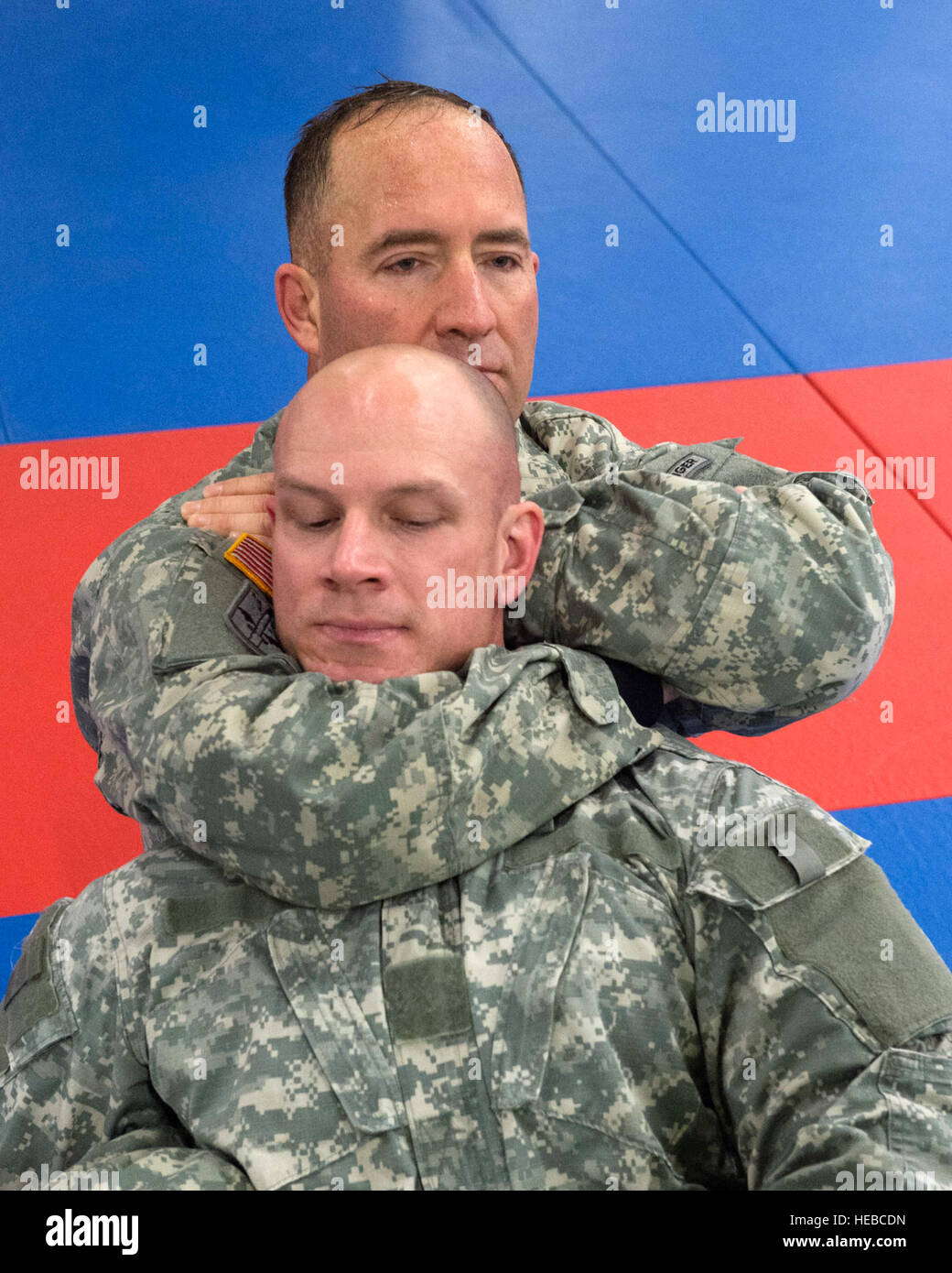 Il Mag. Gen. Michael H. scudi, Comandante generale degli Stati Uniti Esercito di Alaska, dimostra una strozzatura attesa sulla Capt. Michael Domovich, commander, 545th Polizia Militare Company, durante un allenamento fisico sessione presso l'Artico Warrior Combatives Academy su base comune Elmendorf-Richardson, Alaska, 12 marzo 2015. Le protezioni hanno portato la sessione PT come un opportunità per interagire con i suoi comandanti di compagnia, impartire orientamenti e promuovere lo sviluppo professionale. (U.S. Air Force foto di Alejandro Pena) Foto Stock