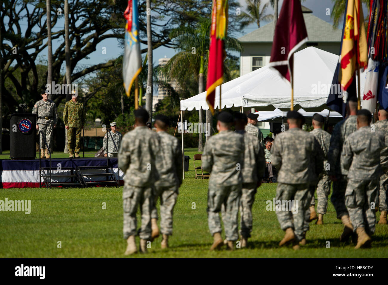 Il Mag. Gen. Roger F. Mathews, vice comandante generale U.S. Esercito, Pacifico (USARPAC) e Australian Defence Force Il Mag. Gen. Richard M. Burr, sede U.S. Pacifico esercito vice comandante generale delle operazioni guardare come soldati assegnati a USARPAC, parata USA e bandiere australiano durante un Gen 17, 2013, il vice Comandante generale flying V cerimonia presso il centro storico di cerchio Palm sulla Fort Shafter, Honolulu, Hawaii. La cerimonia di premiazione che si terrà a bava di benvenuto e la sua famiglia come il primo straniero addetto militare ad essere assegnate a questo livello di leadership negli Stati Uniti Esercito. Burr la nomina come USARPAC d Foto Stock