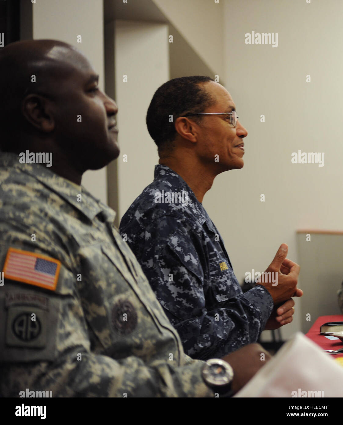 Stati Uniti Navy Adm. Cecil Haney, U.S. Comando strategico commander, E DEGLI STATI UNITI Comando Esercito Sgt. Il Mag. Patrick Alston, senior leader arruolato per USSTRATCOM, parlare agli aviatori durante la colazione a Whiteman Air Force Base, Mo., Ottobre 31, 2014. Haney e Alston ha chiesto aviatori circa le loro preoccupazioni e le idee per il miglioramento delle condizioni di vita e di lavoro e ha sottolineato l importanza dei loro contributi alla dissuasione nucleare missione. (U.S. Air Force foto di Airman 1. Classe Jovan banche/rilasciato) Foto Stock