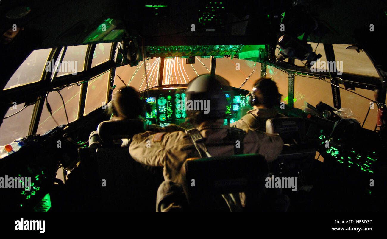 ASIA SUD-OVEST (AFPN) -- (da sinistra a destra) Il Mag. John Eric Hall, Tech. Sgt. Craig Schueller e Capt. Tim Pemberton approccio una pista e le sue luci, in un C-130 Hercules dopo il completamento di una lotta contro la missione di supporto. I riservisti sono con il 746th Airlift Expeditionary Squadron. Grande Hall, il pilota e il Capitano Pemberton, il co-pilota, sono dal 731st Airlift Squadron presso la Base Aerea Peterson, Colo. Sergente Schueller, il tecnico di volo, è con la 95th Airlift Squadron a General Mitchell riserva d'aria Stazione, Wis. (U.S. Air Force foto di Master Sgt. Lancia Cheung) Foto Stock