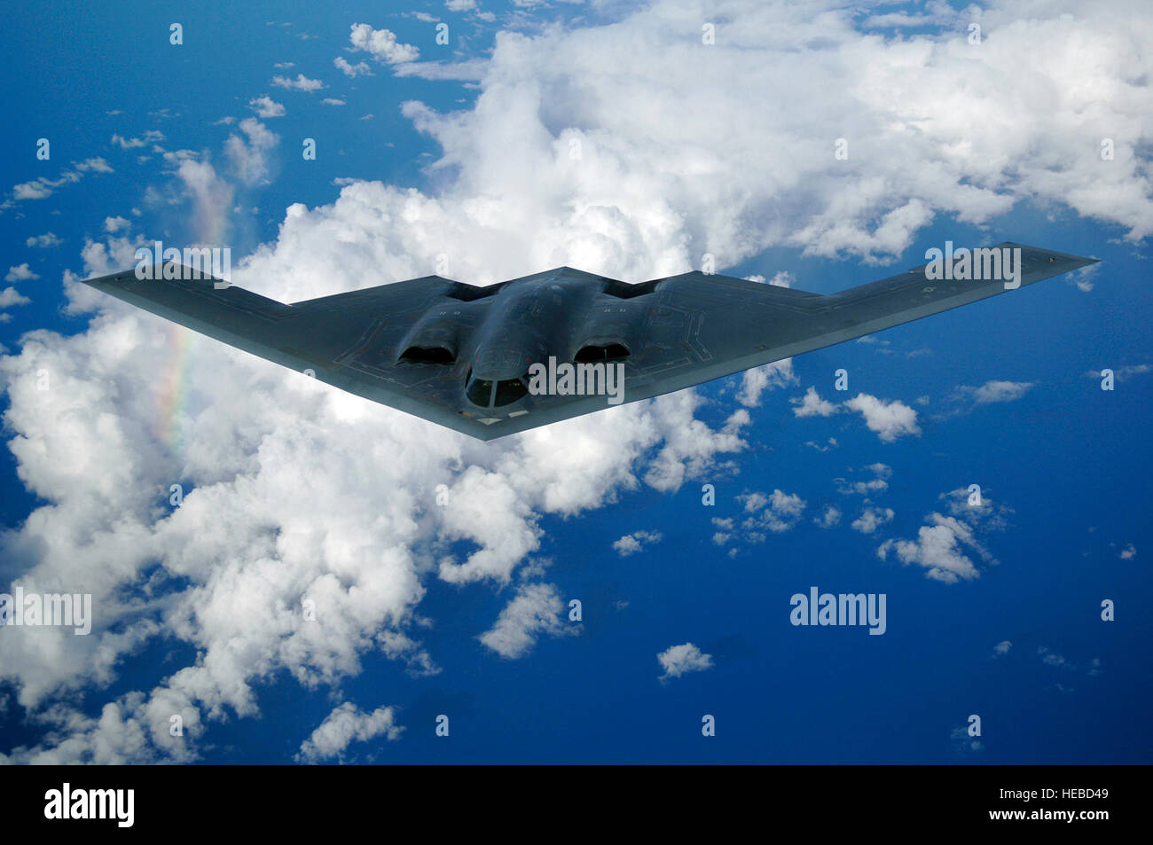 Un B-2 spirito vola dopo una missione di rifornimento sull'Oceano Pacifico Martedì, 30 maggio 2006. Il B-2, dal 509th ala della bomba a Whiteman Air Force Base, Mo., è parte di un bombardiere continua presenza nella regione Asia Pacifico. (U.S. Air Force foto/Staff Sgt. Bennie J. Davis III) Foto Stock