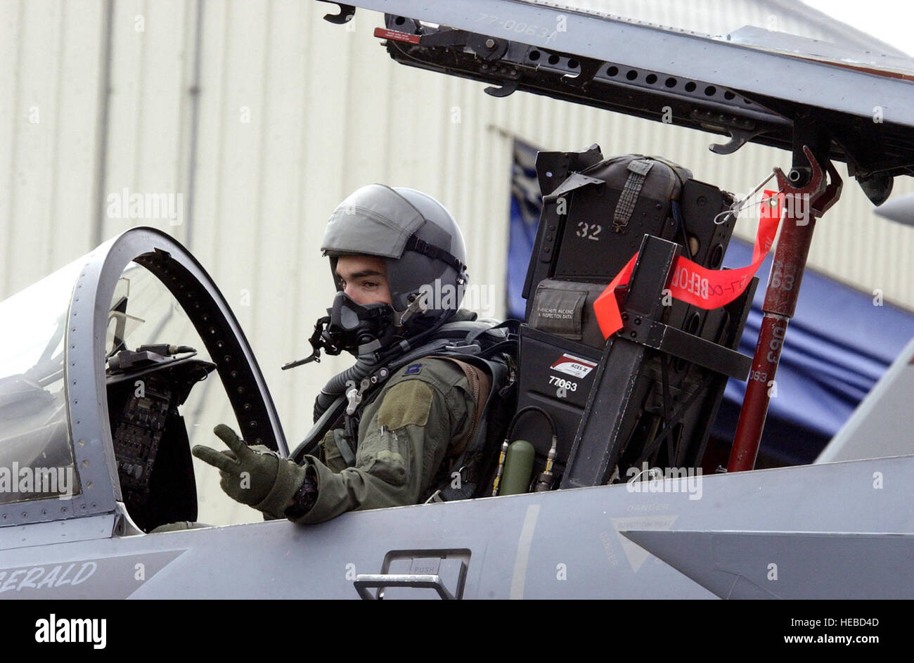 Il cap. Aaron Manley proposte al suo capo equipaggio Mercoledì, 14 giugno durante una prontezza operativa ispezione a Portland Air National Guard Base in Oregon. Capitano Manley è assegnato alla 142th Fighter Wing. (U.S. Air Force foto/Senior Airman Giovanni Hughel) Foto Stock