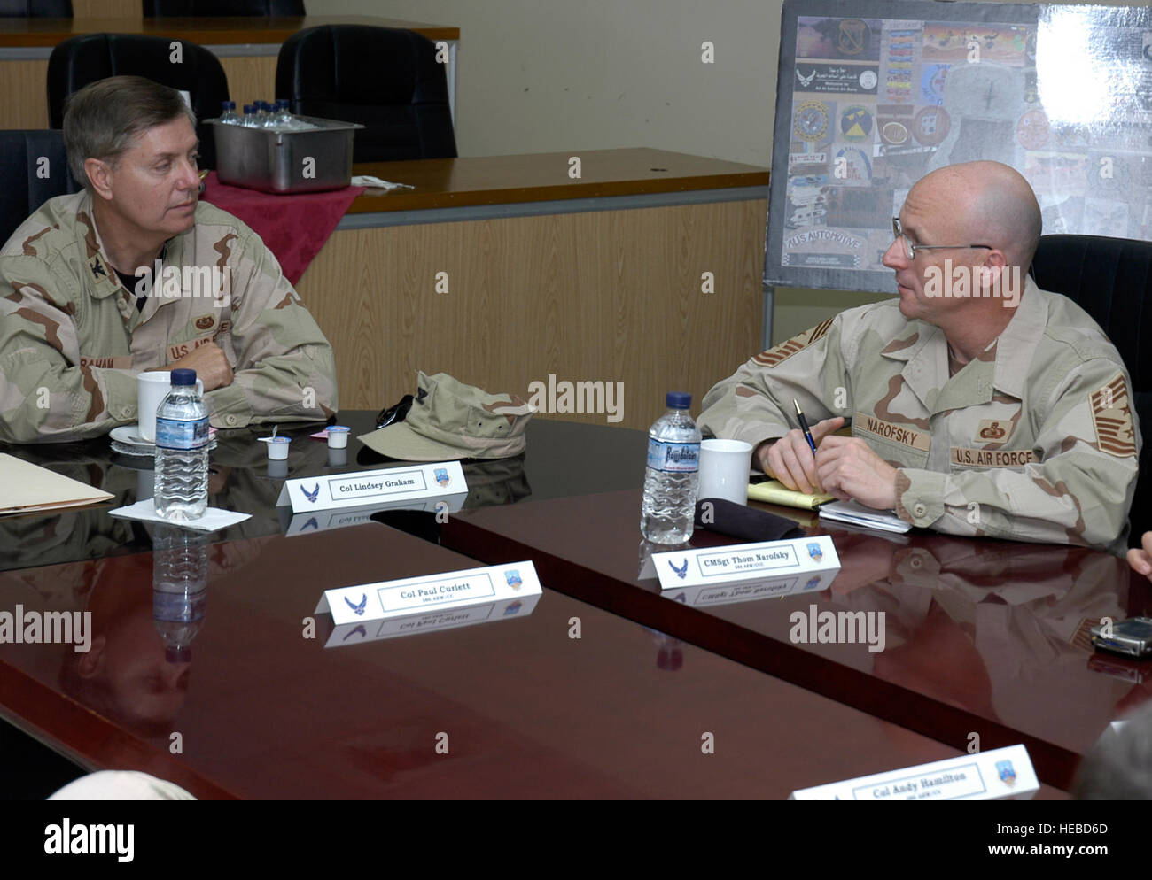 ASIA SUD-OVEST -- Col. Lindsey Graham, un anziano senatore da North Carolina, chat con il comando Chief Master Sgt. Thomas Narofsky, 386aria ala Expeditionary Command Chief, durante un briefing int l'ala sala conferenze 9 aprile 2007. Col. Graham, una riserva di giudicare l'avvocato, di recente abbiamo trascorso 2 giorni in Iraq con il senatore John McCain, poi un altro 8 giorni come un JA con la forza multinazionale in Iraq. (AF foto/Staff Sgt. Ian Carrier) Foto Stock