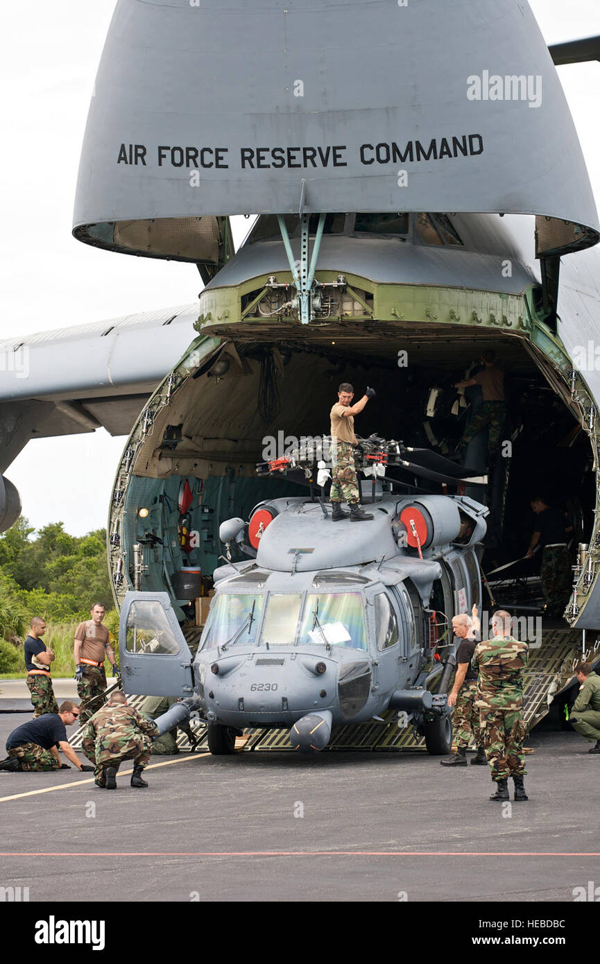 CAPE CANAVERAL AIR FORCE STATION Fla., -- Air Force riservisti dal 920th ala di salvataggio a Patrick Air Force Base Fla., preparare due HH-60G Pave Hawk elicotteri da una piegatura di varie parti mobili per il trasporto su un C-5 Galaxy aeromobili. La C-5 trasferito in aereo la helos per la parte meridionale del deserto dell'Arizona dove personale di volo in elicottero e il personale di manutenzione addestrato luglio 12-25 per le più difficili condizioni di volo nel mondo - Afghanistan. Non solo è il paese che si è macchiato di terreno scoscese, ma il suo noto per improvvisata tempeste di polvere, nessuna illuminazione culturale e alcune delle montagne più alte e più ripide vall Foto Stock