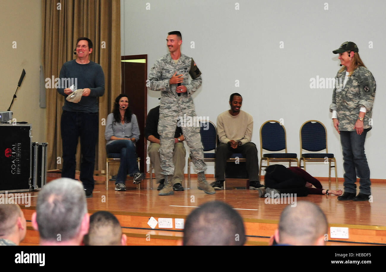 Airman 1. Classe Christopher accaparrare, 386Ingegnere Civile Squadron, partecipa a un improv comedy agire con comici Tim Bagley (sinistra) e Karri Turner (destra) in corrispondenza di una base aerea nel sud-ovest Asia il 1 gennaio, 2010. L'Improv Comedy show, ospitato da stelle e strisce, incluso un cast di otto i fumetti che sono stati presentati su tali mostra come la voce 'Sabato notte Live', 'monk', 'Comedy Central', 'Reno 911', 'Mannuncio TV' e più. (U.S. Air Force foto/Staff Sgt. Lakisha A. Croley) Foto Stock