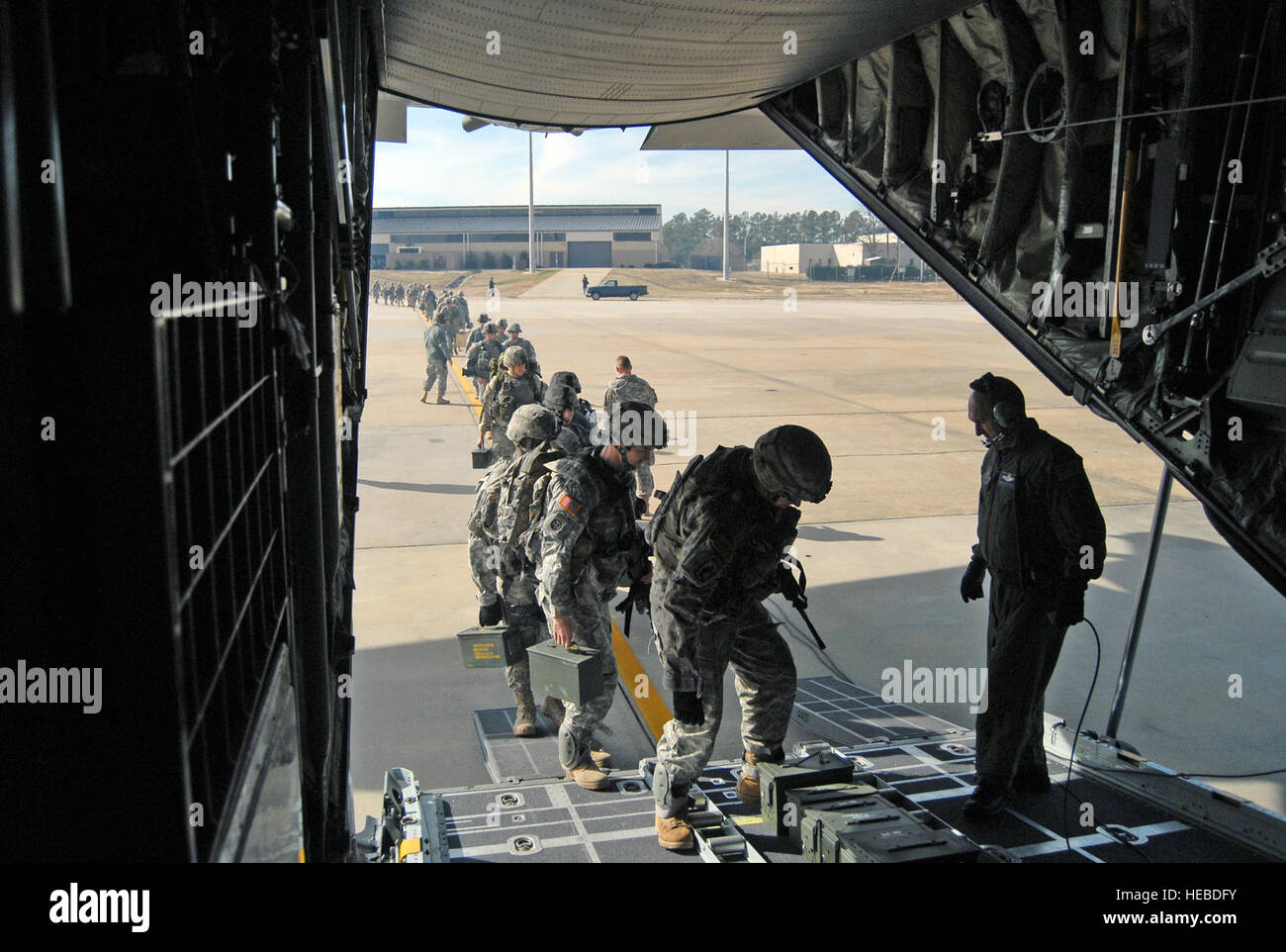 82nd Airborne Division Soldiers board a C-130 Hercules at Pope AFB, transported by 440th Airlift Wing to support humanitarian relief and airfield security after a 7.0-magnitude Caribbean earthquake. Foto Stock