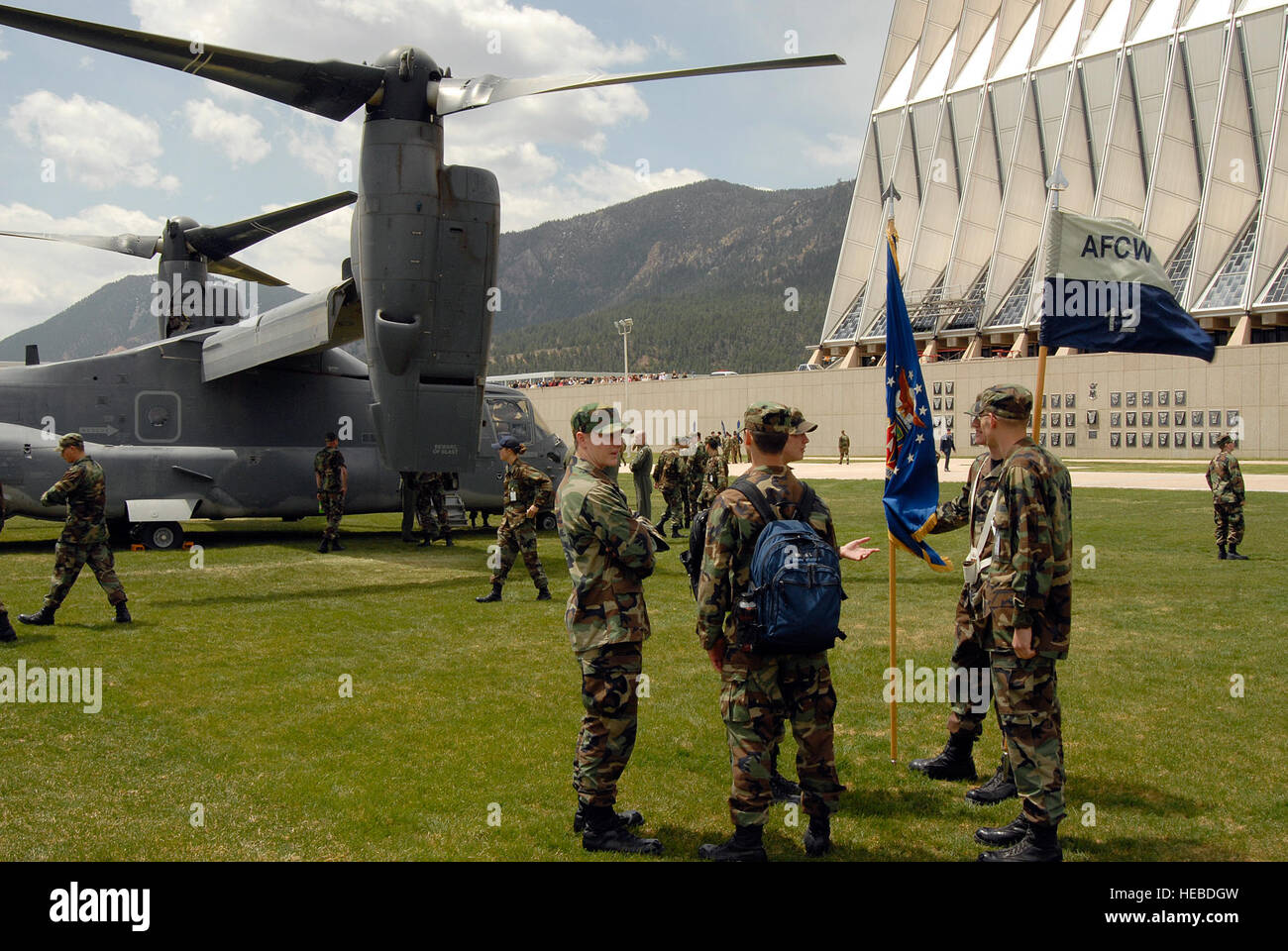 Un U.S. Air Force CV-22 Osprey aerei della settantunesima Special Operations Squadron, Kirtland Air Force Base, N.M., siede sul terrazzo come una visualizzazione statica sull'ultima giornata regolare delle classi a U.S. Air Force Academy, Colo., 9 maggio 2008. Gli esami finali iniziato il 6 maggio 2008. (U.S. Air Force Foto di Dave Ahlschwede/rilasciato) Foto Stock