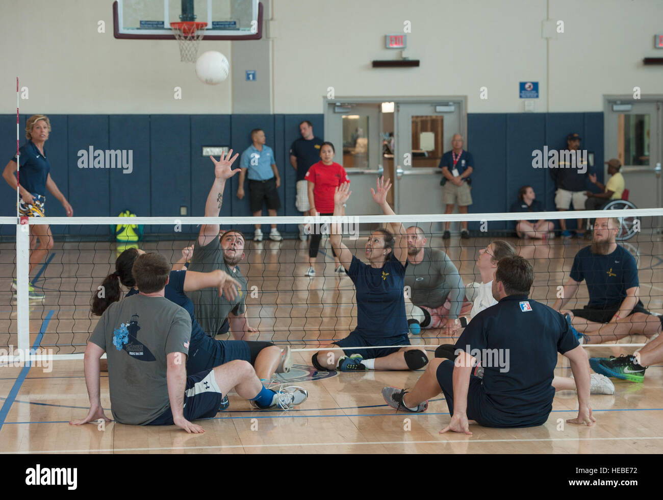 Stati Uniti La marina degli Stati Uniti e Coast Guard guerriero ferito Pacific prove i concorrenti, partecipare a un campo di pallavolo pratica durante la WWPT in corrispondenza del giunto di base Harbor-Hickam Perla Centro Fitness Marzo 12, 2015, in corrispondenza del giunto di base Harbor-Hickam perla, Hawaii. Cinquanta otto feriti guerrieri che servono o servito negli Stati Uniti La marina degli Stati Uniti Coast Guard gareggiato per guadagnare un posto nella Marina Militare del Team Roster. I concorrenti selezionati verranno passate alla annuali congiunte-service Warrior giochi. (U.S. Air Force photo by Staff Sgt. Christopher Hubenthal) Foto Stock