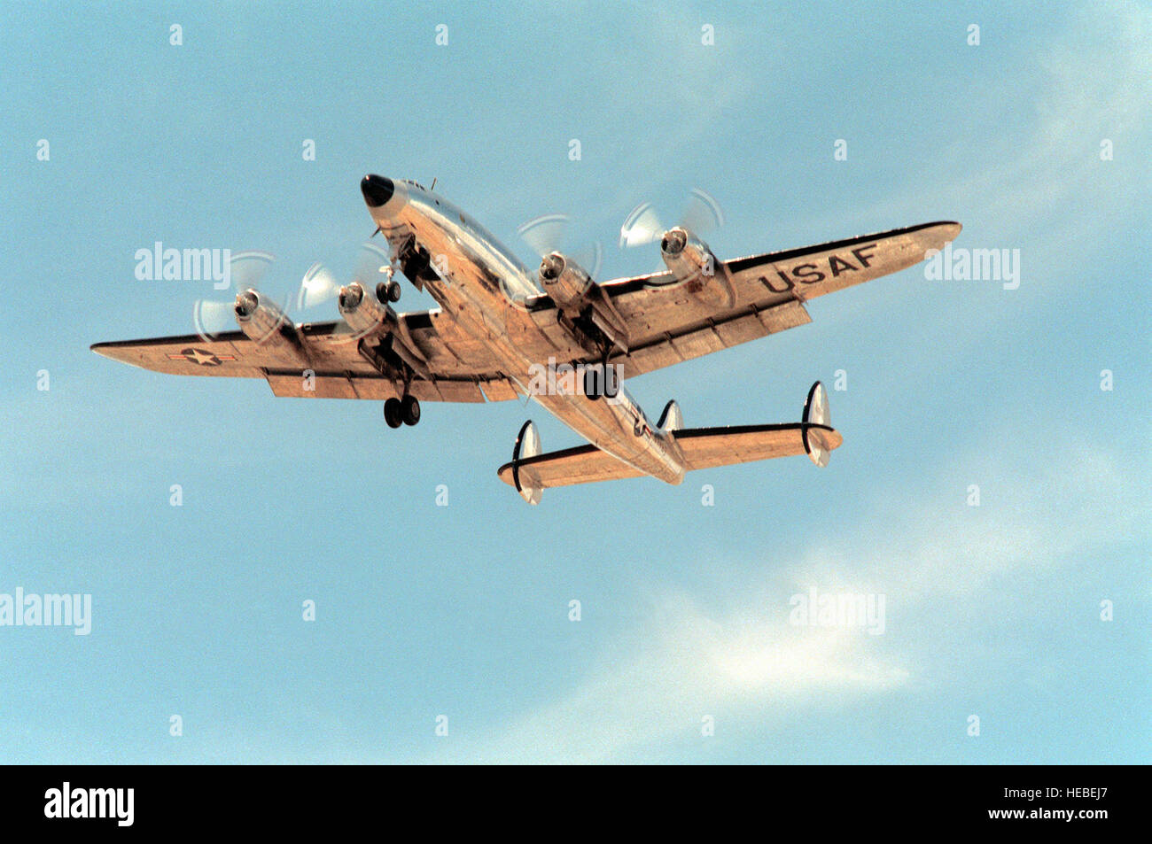 Columbine II l'aereo presidenziale per l ex Presidente Dwight D. Eisenhower, vola sopra Davis-Monthan Air Force Base quando si allontana sul suo modo di una società privata per ulteriori lavori di restauro. Il C-121 una costellazione aereo ha già subito un restauro al settore aerospaziale Manutenzione e centro di rigenerazione a Davis-Monthan dopo essere stati tenuti in deposito per oltre vent'anni. Foto Stock