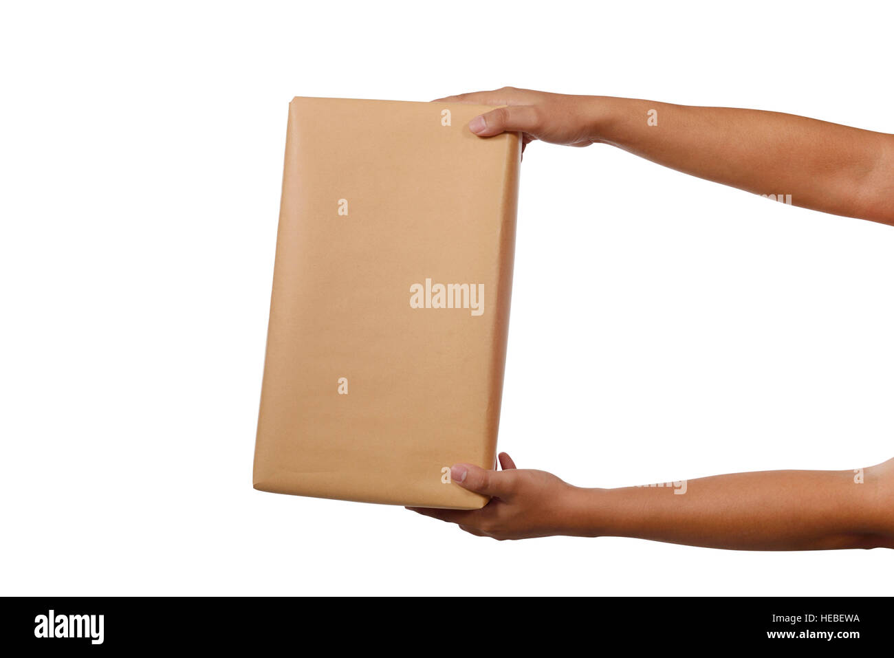Una coppia di mani maschio tenendo un pacchetto marrone box, isolata contro bianco. Foto Stock