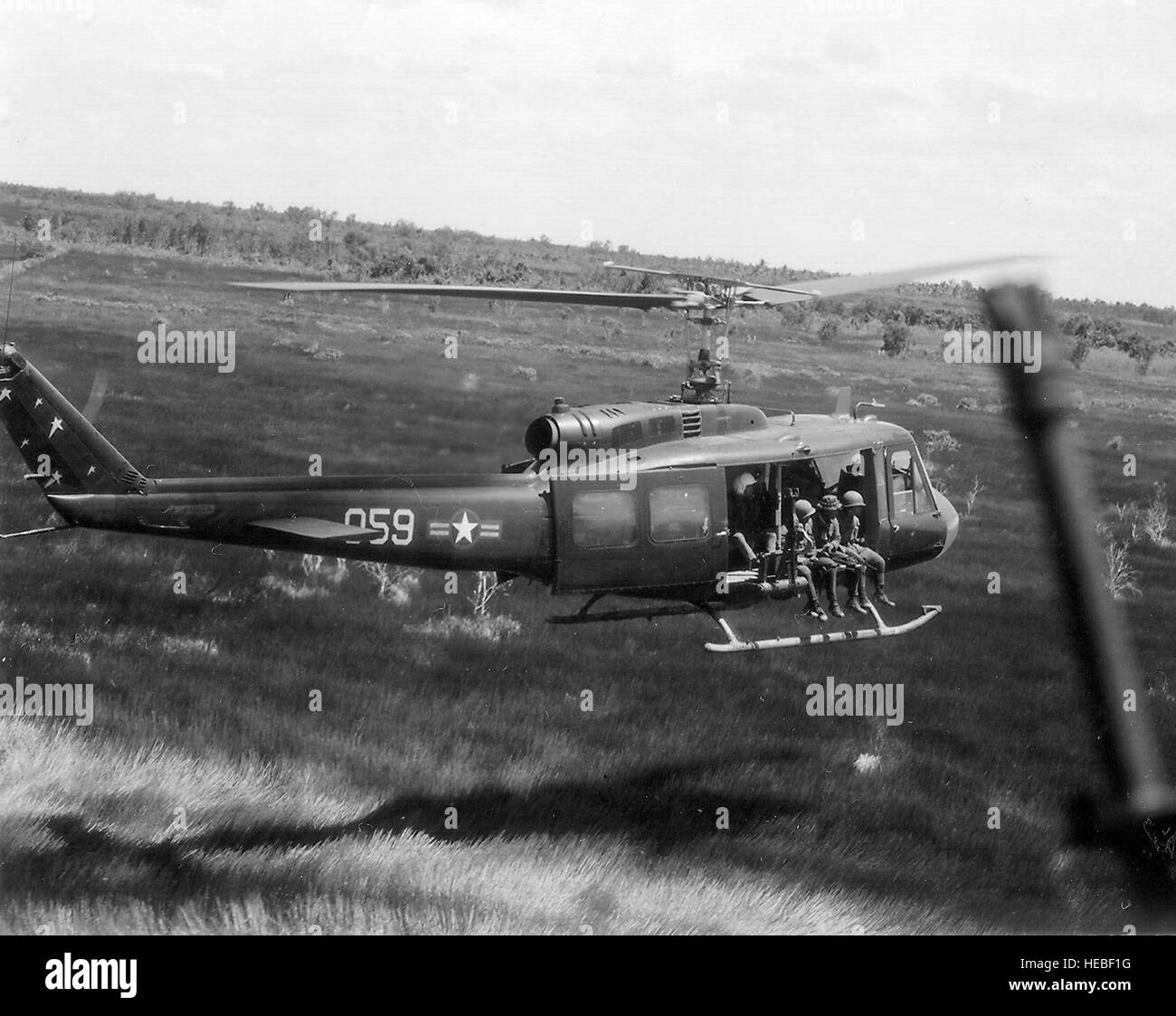 Il personale dell'Air Force della 211th squadrone in elicottero su un Combat Assault missione in un UH-1 su E.S. Asia. (18 luglio 1970) Foto di Sgt. Robert W. Ingianni Foto Stock