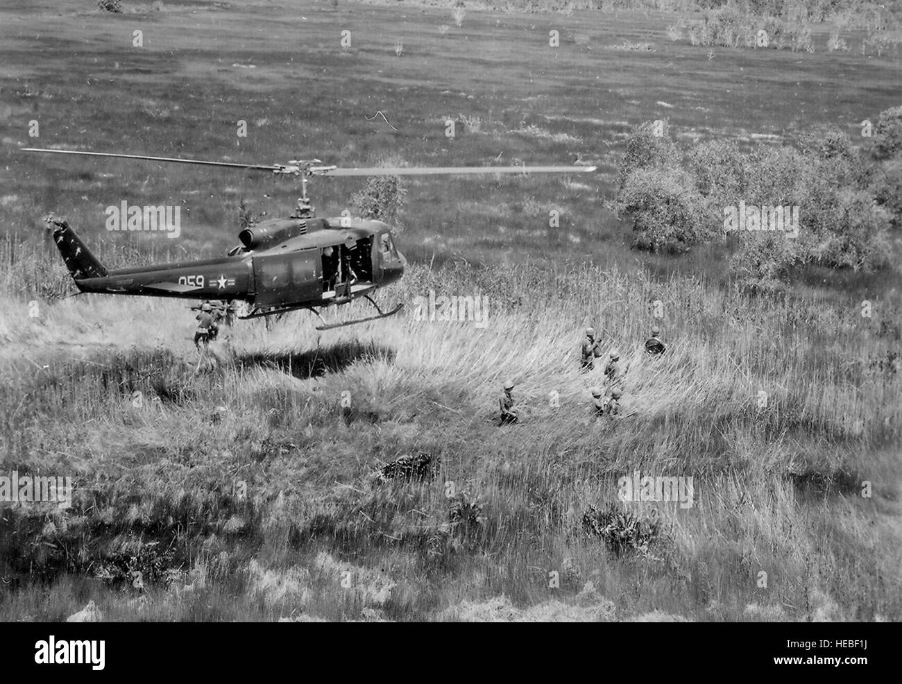 Uh-1 elicottero si libra sopra il vietnamita Air Force personale della 211th squadrone in elicottero su un Combat Assault nel Delta del Mekong area del Vietnam. (18 luglio 1970) Foto Stock