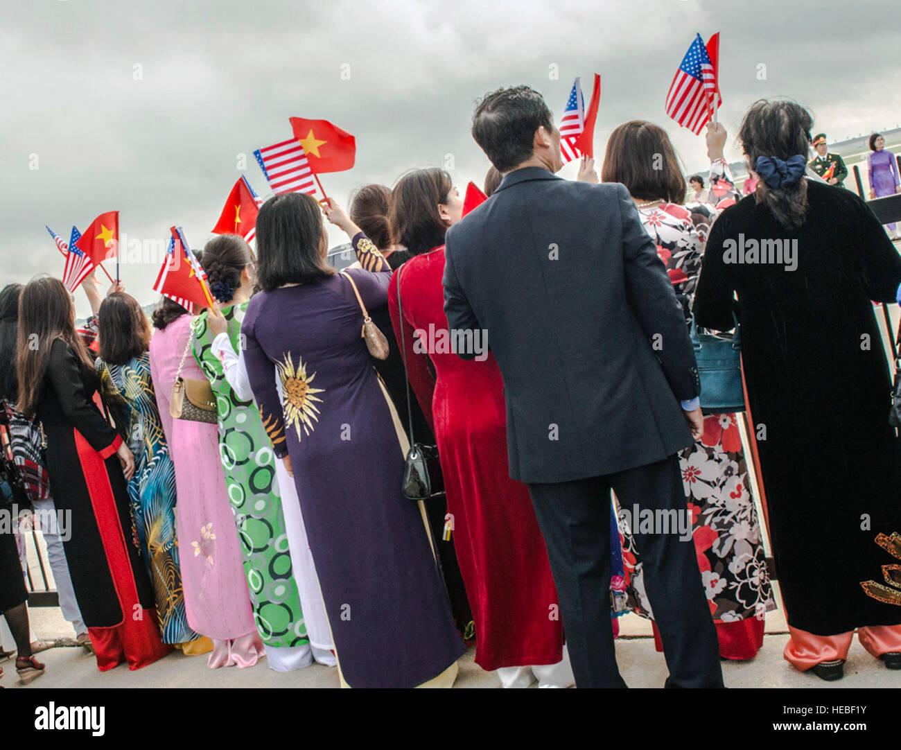 Una folla di circa 120 persone, perlopiù Vietnamese-Americans sventolando bandiere di entrambi i paesi e alcuni vestiti nei tradizionali costumi vietnamiti, frequentare l'arrivo di Nguyen Phu Trong, segretario generale del Vietnam del Partito comunista, a base comune Andrews, Md., Luglio 6, 2015. Trong è in programma un incontro con il presidente Obama Luglio 7, che sarà la prima visita alla Casa Bianca in quanto i due paesi relazioni normalizzate circa venti anni fa. (U.S. Air Force foto di Senior Master Sgt. Kevin Wallace/RILASCIATO) Foto Stock