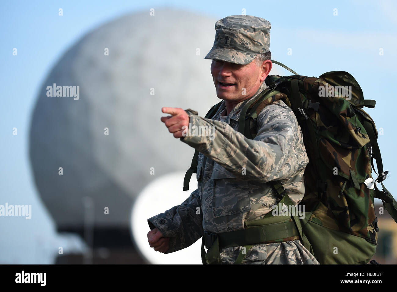 Cappellano (magg.) Jack Stanley, 422Air Base gruppo cappellano, motiva il compagno di aviatori durante una polizia nazionale settimana ruck marzo intorno a RAF Croughton, Inghilterra, 11 maggio 2015. Stanley hanno partecipato all'esecuzione in onore di suo padre, un 35-anno veterano della polizia che attualmente sta combattendo contro il morbo di Parkinson. (U.S. Air Force photo by Staff Sgt. Jarad A. Denton/rilasciato) Foto Stock