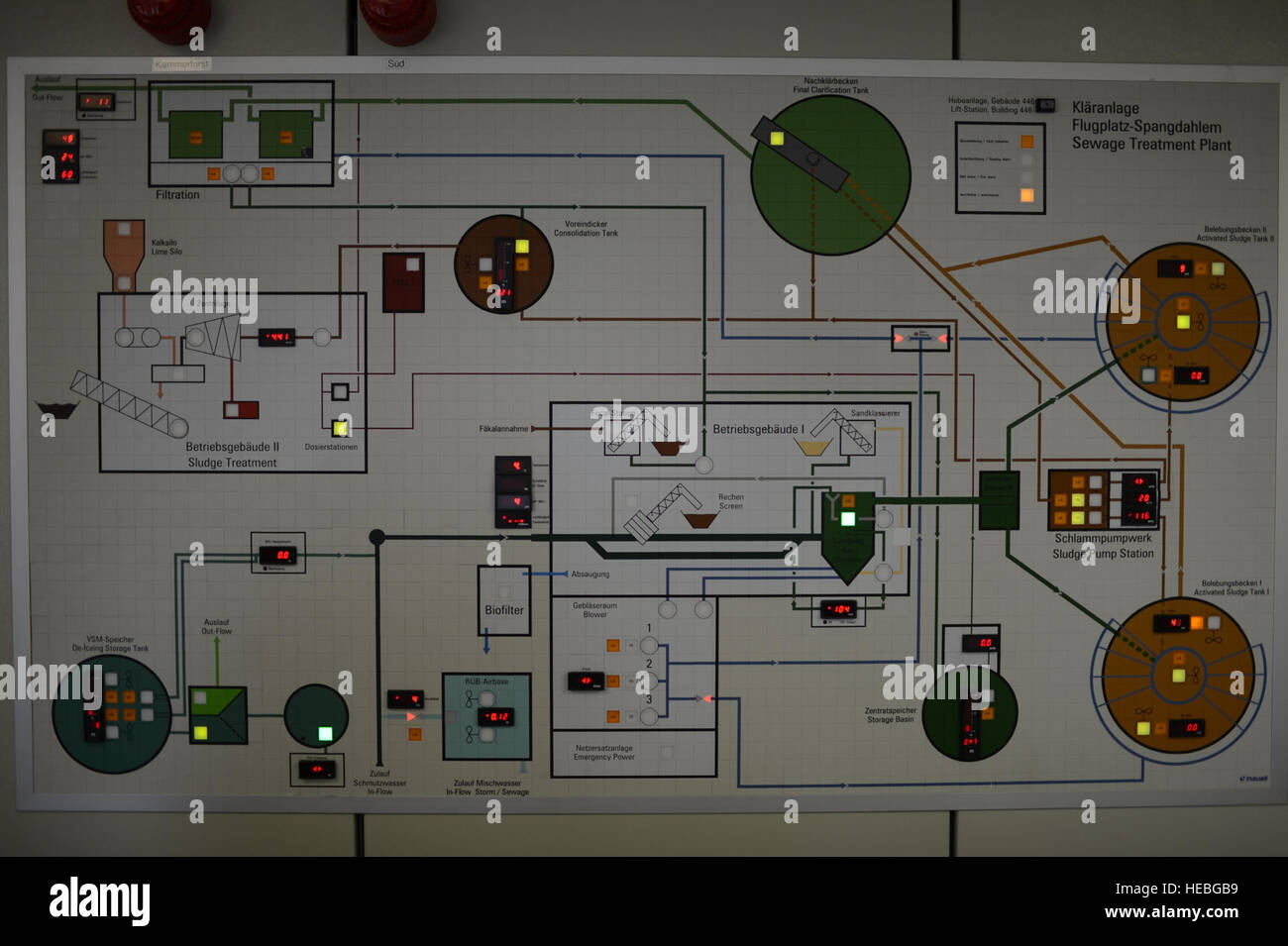 Una mappa elettronica si appoggia al trattamento delle acque reflue impianto di Spangdahlem Air Base, Germania, Giugno 4, 2014. La mappa consente ai tecnici di controllare a distanza lo stato delle diverse pompe e serbatoi intorno allo stabilimento. (U.S. Air Force foto di Senior Airman Gustavo Castillo/rilasciato) Foto Stock