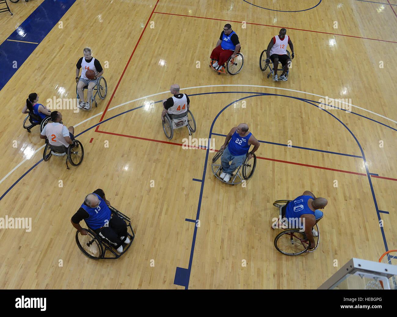 Hill Air Force Base di alti dirigenti face off con Utah's semi-professionale di basket in carrozzella team, Wheelin' Wildcats, Ott 8 alla base era il Guerriero Centro Fitness. Il gioco è ospitato annualmente da Hill AFB le persone con disabilità Comitato per aumentare la consapevolezza delle capacità di coloro che hanno una disabilità. (U.S. Air Force foto di Alex R. Lloyd) Foto Stock
