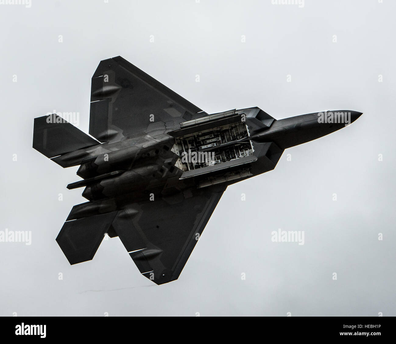 Un aereo da caccia F-22 Raptor esibisce la sua baia di armi interna durante il Wings Over the Pacific Air Show presso Joint base Pearl Harbor-Hickam, Hawaii, dimostrando avanzate capacità di furtività e armamento. Foto Stock