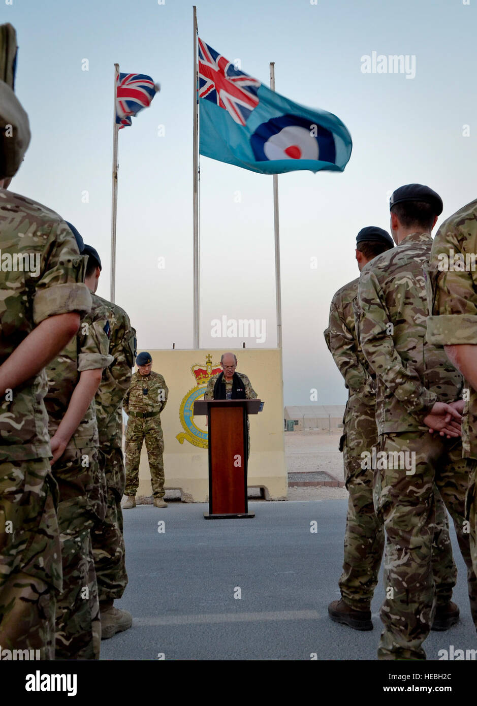 Royal Air Force service membri bow le loro teste come Rev. Andrew Wakeham-Dawson, squadron leader, porta il gruppo in preghiera durante la Battaglia di Bretagna parata del giorno cerimonia al 379 Aria ala Expeditionary nel sud-ovest Asia, Sett. 20, 2013. La RAF detiene questo giorno speciale come è stato il giorno della Luftwaffe ha intrapreso la loro più grande bombardamento ancora, costringendo l'impegno di tutta la RAF Fighter Command in difesa di Londra e il Sud Est, che ha portato ad una vittoria decisiva a favore della Gran Bretagna e ha segnato un punto di svolta nella guerra. (U.S. Air Force foto/Staff Sgt. Benjamin W. Stratton) Foto Stock