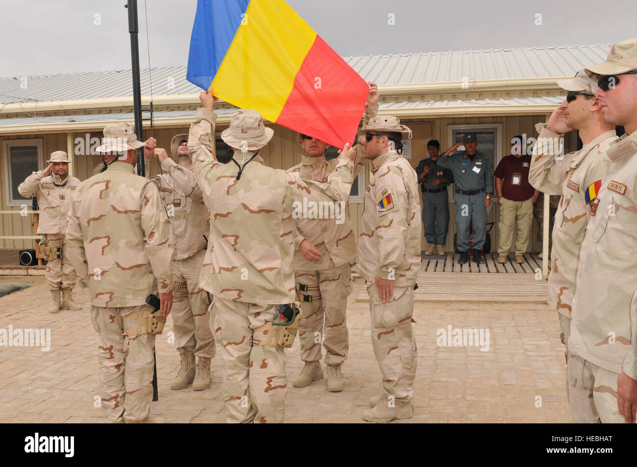 Il terzo contingente rumeno della Gendarmeria conduce un trasferimento di autorità presso il Centro regionale di formazione di Kandahar, consigliando la polizia nazionale afghana in materia di formazione e sviluppo sotto la guida della NATO. Foto Stock