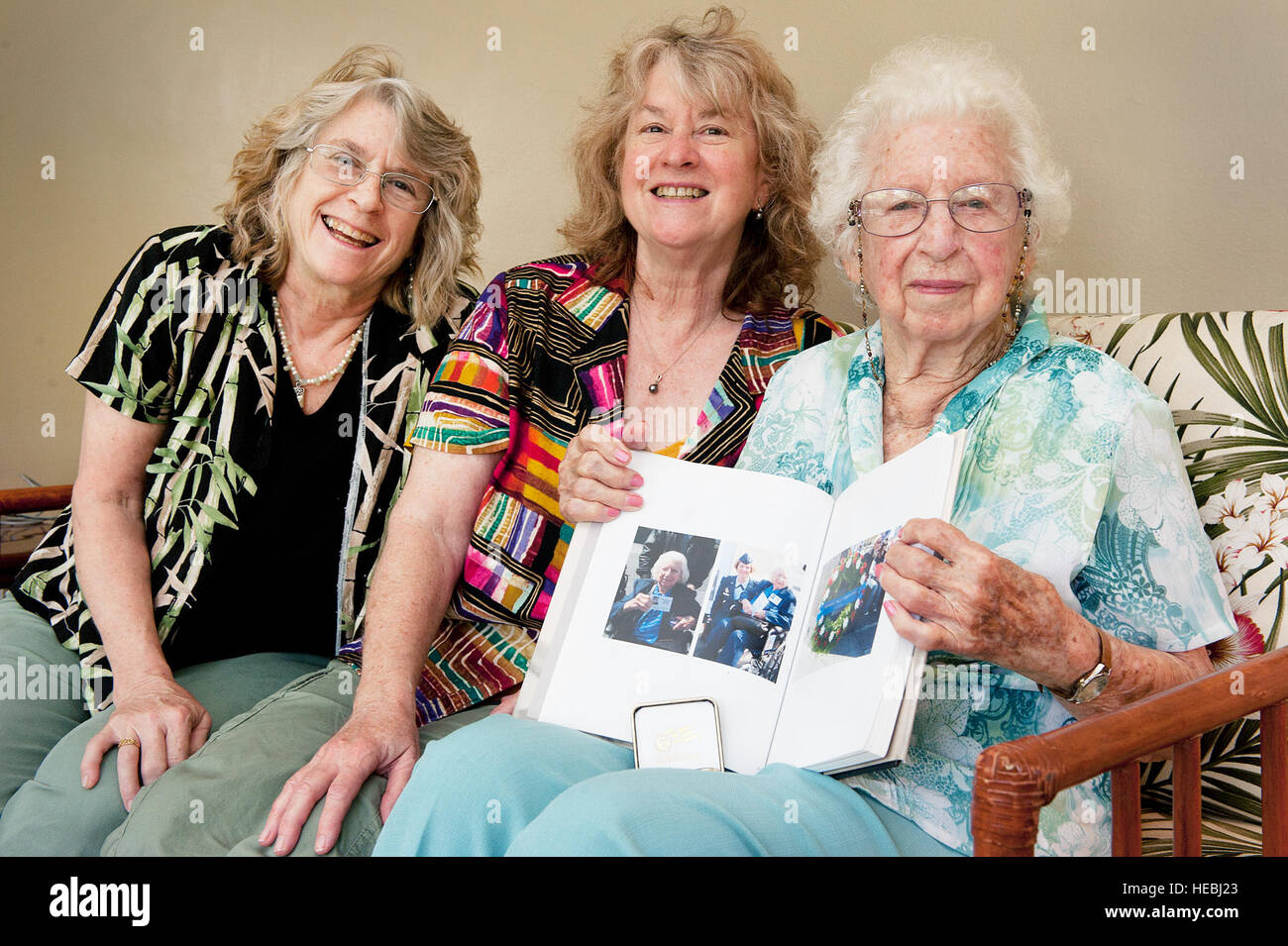 Da destra a sinistra, Kathryn L. Miglia, la II guerra mondiale delle donne Servizio militare di pilota (WASP), e le sue figlie Anne miglia e Beth Tillinghast, posano per una foto prima di touring Base comune perla Harbor-Hickam Giugno 6, 2014, a JBPHH, Hawaii. Vespe eseguita non-missioni di combattimento per consentire ai piloti di sesso maschile per riempire i ruoli di combattimento in lo sforzo di guerra. (U.S. Air Force photo by Staff Sgt. Christopher Hubenthal) Foto Stock