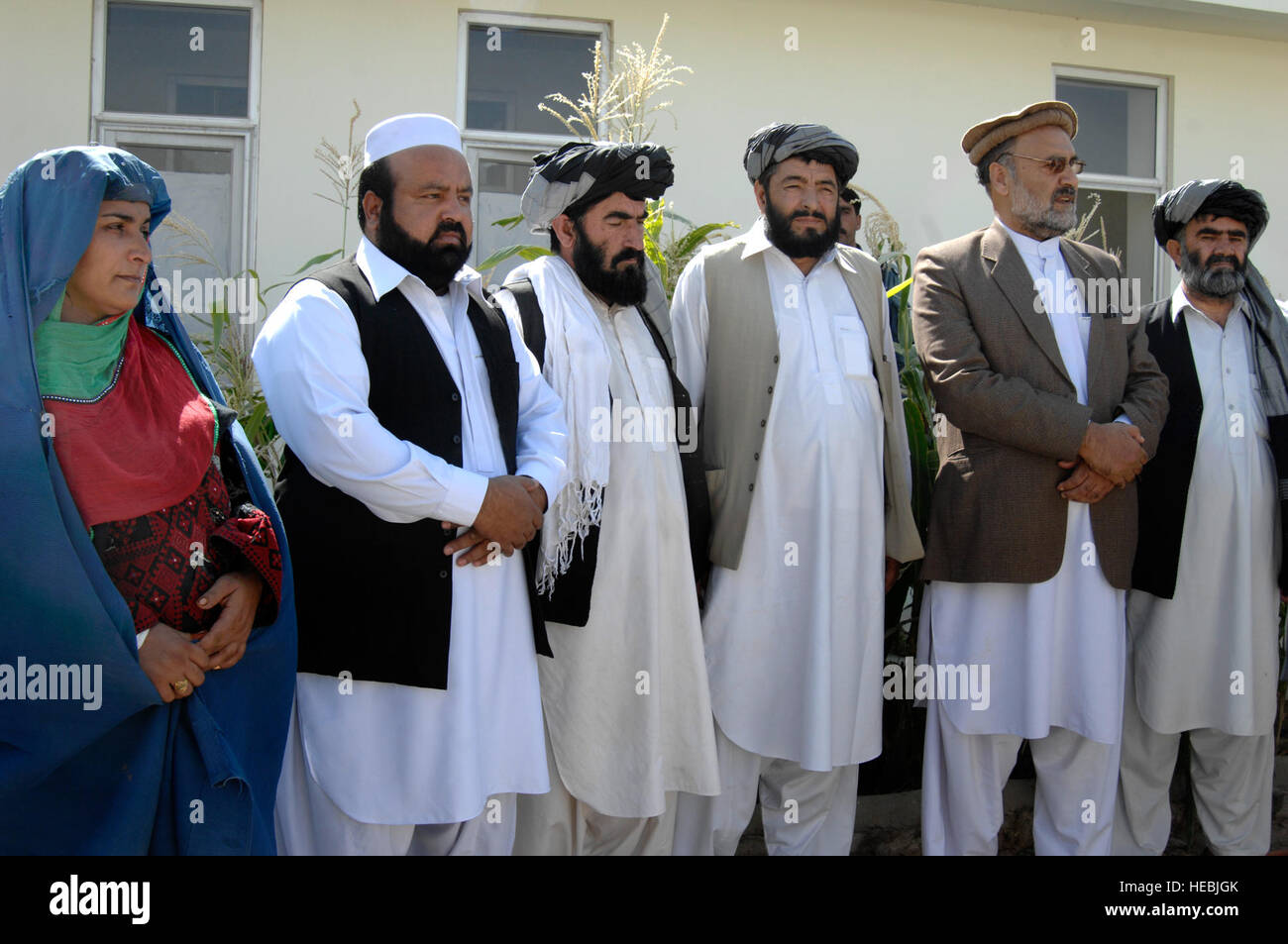 I responsabili provinciali indirizzo media durante una fondazione-cerimonia di posa per la più recente espansione a Zabul ospedale provinciale in Qalat, in Afghanistan il 4 ottobre, 2011. Team di Ricostruzione Provinciale Zabul ha collaborato con il governo provinciale medici locali e imprenditori al fine di aumentare la capacità di assistenza sanitaria pubblica in Zabul, Afghanistan. (U.S. Air Force foto da 1Lt. Belena S. Marquez/RILASCIATO) Foto Stock