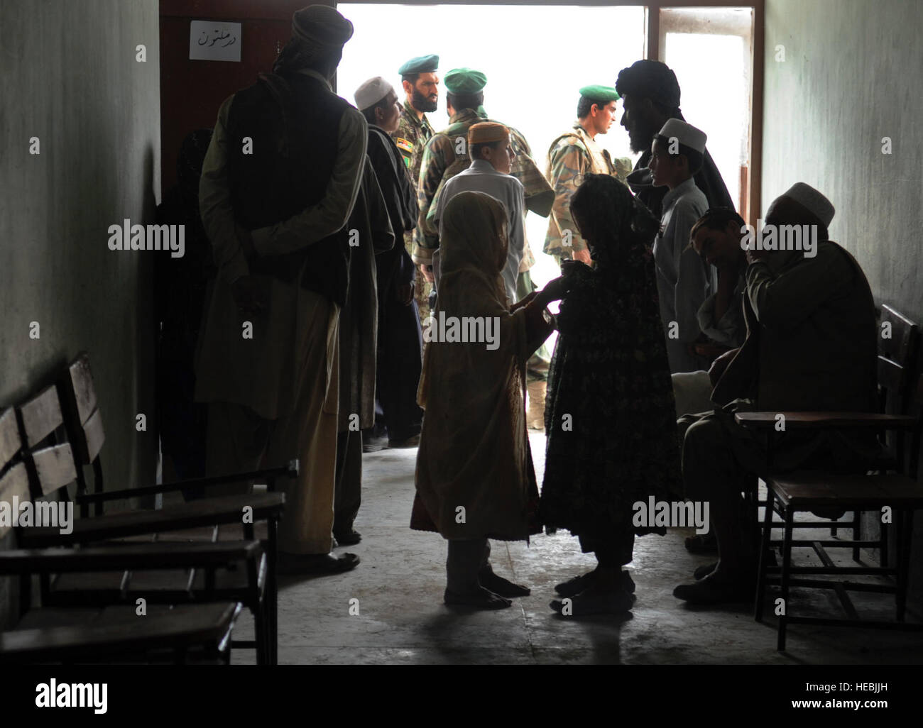 I bambini e gli anziani del villaggio la linea fino a essere trattate presso la libera health clinic durante una visita medica di missione outreach, 18 maggio Zormat distretto, Paktya provincia, Afghanistan. Funzionamento in avanti fulmine base/Tuono Medical Embedded Team di training e i membri dell'esercito nazionale afghano ha aperto la clinica e trattato più di 350 locali, riempita più di 400 ricette e ha dato 140 immunizzazioni per i bambini. Foto Stock