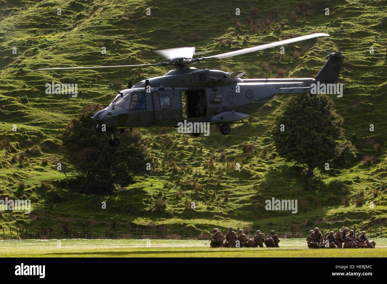 Un Royal New Zealand Air Force UH-1H Huey decolla dopo la caduta della Nuova Zelanda forza di difesa militari in preparazione a ricevere l'artiglieria come parte di esercizio Kiwi Koru nov. 14, 2014, al di fuori di Whangamonona, Nuova Zelanda. Esercizio Kiwi Koru è progettato per migliorare la difesa delle relazioni tra gli Stati Uniti e la Nuova Zelanda, il pagamento anticipato di interoperabilità tra gli Stati Uniti e la Nuova Zelanda le forze e aumentare la disponibilità di entrambe le forze armate per rispondere alle crisi regionali. Circa 60 i soldati della XXV divisione di fanteria a Schofield Caserme e 40 Marines da I Marine forza expeditionary traine Foto Stock