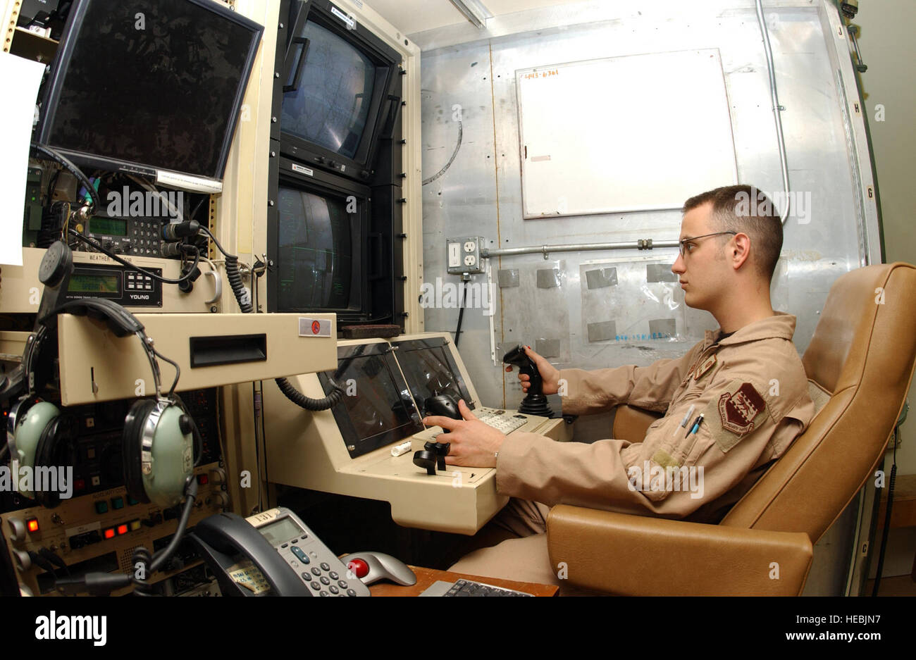 Airman 1. Classe Kyle ponti si siede nel sensore dell'operatore alla sedia un RQ-1 Predator Drone stazione di controllo di terra a Balad Air Base, Iraq. (U.S. Air Force foto) Foto Stock