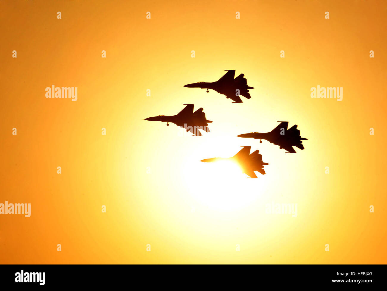 La Federazione dei Cavalieri del team di visualizzazione eseguire la loro alta acrobazia in volo durante il 2012 Bahrain International Air Show a Sakhir Air Base il 20 gennaio 2012. La United States Air Force personale partecipare all'acclamato internazionalmente 2012 Bahrain International Air Show. Questo evento rafforza la partnership nella regione e consenta agli Stati Uniti, coalizione e nazioni partner lavorano insieme per promuovere la sicurezza, stabilità e reciproci interessi nella regione. Il USAF ha montrato un varietà di aerei militari attraverso visualizza statico, compreso il C-17 Globemaster III, C-130H Hercules, e F- Foto Stock