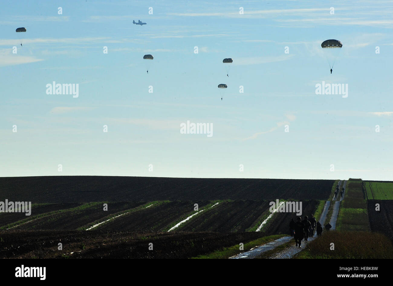 Avieri, soldati, i membri della NATO e di Santa Claus paracadute su una zona di atterraggio durante un salto internazionale settimana toy drop event 7 dicembre, 2015, ad Alzey Drop Zone, Germania. Salto internazionale settimana è un evento che dà la NATO ai membri la possibilità di lavorare insieme e di costruire un cameratismo e partenariati. (U.S. Air Force foto/Airman 1. Classe Larissa Greatwood) Foto Stock