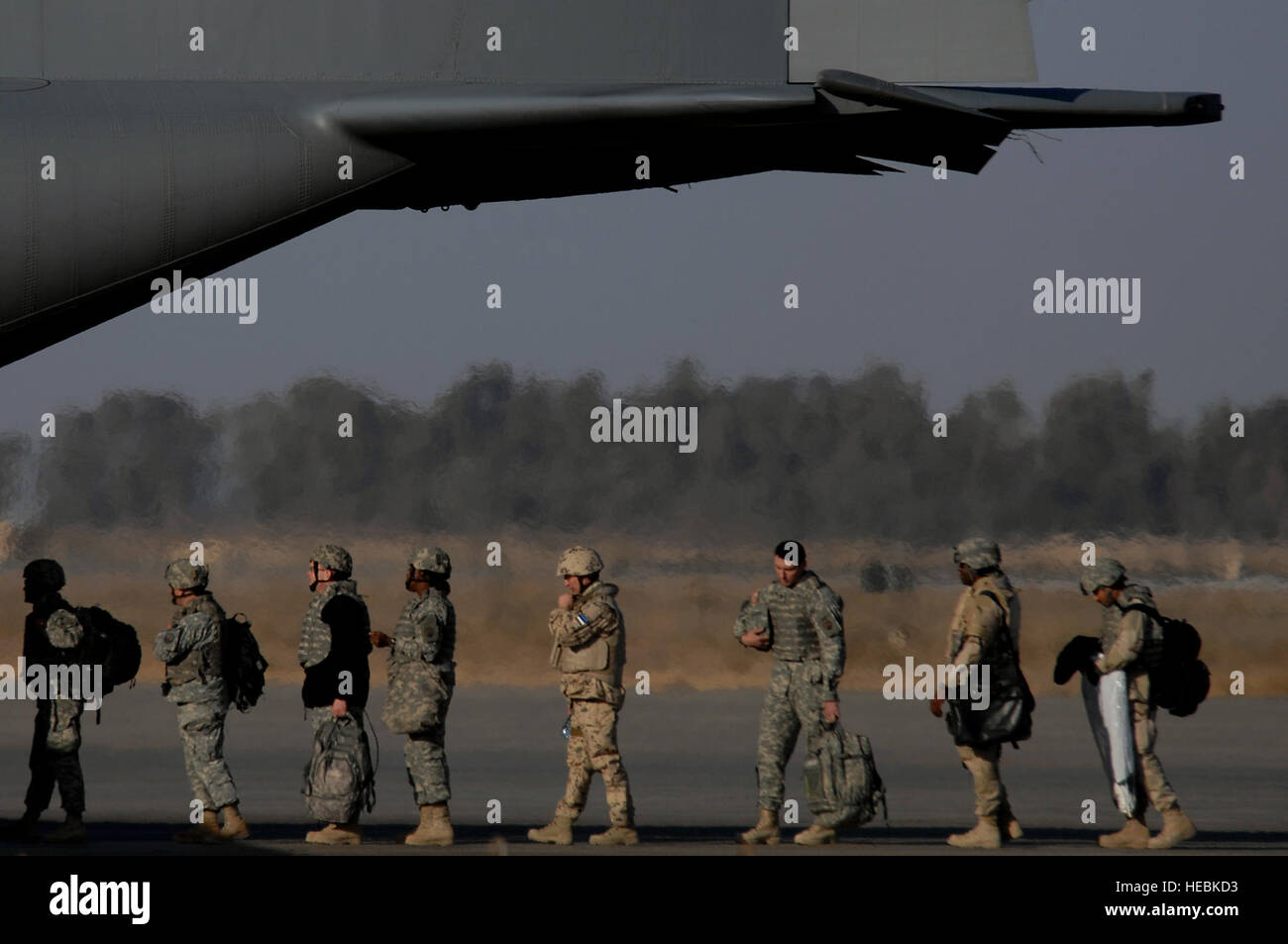 Supporto del personale Operazione Iraqi Freedom caricare su un Ramstein Air Base, Germania C-130 Hercules al Sather Air Base, Iraq il 21 gennaio 2008. Sather AB si trova sul lato ovest di Bagdad aeroporto internazionale ed è il più grande mover di passeggeri in Iraq, con una media di 6200 passeggeri settimanale e la seconda più grande mover di carico in Iraq, con una media di più di 1.700 tonnellate settimanale. (U.S. Air Force foto di Tech. Sgt. Jeffrey Allen) Foto Stock