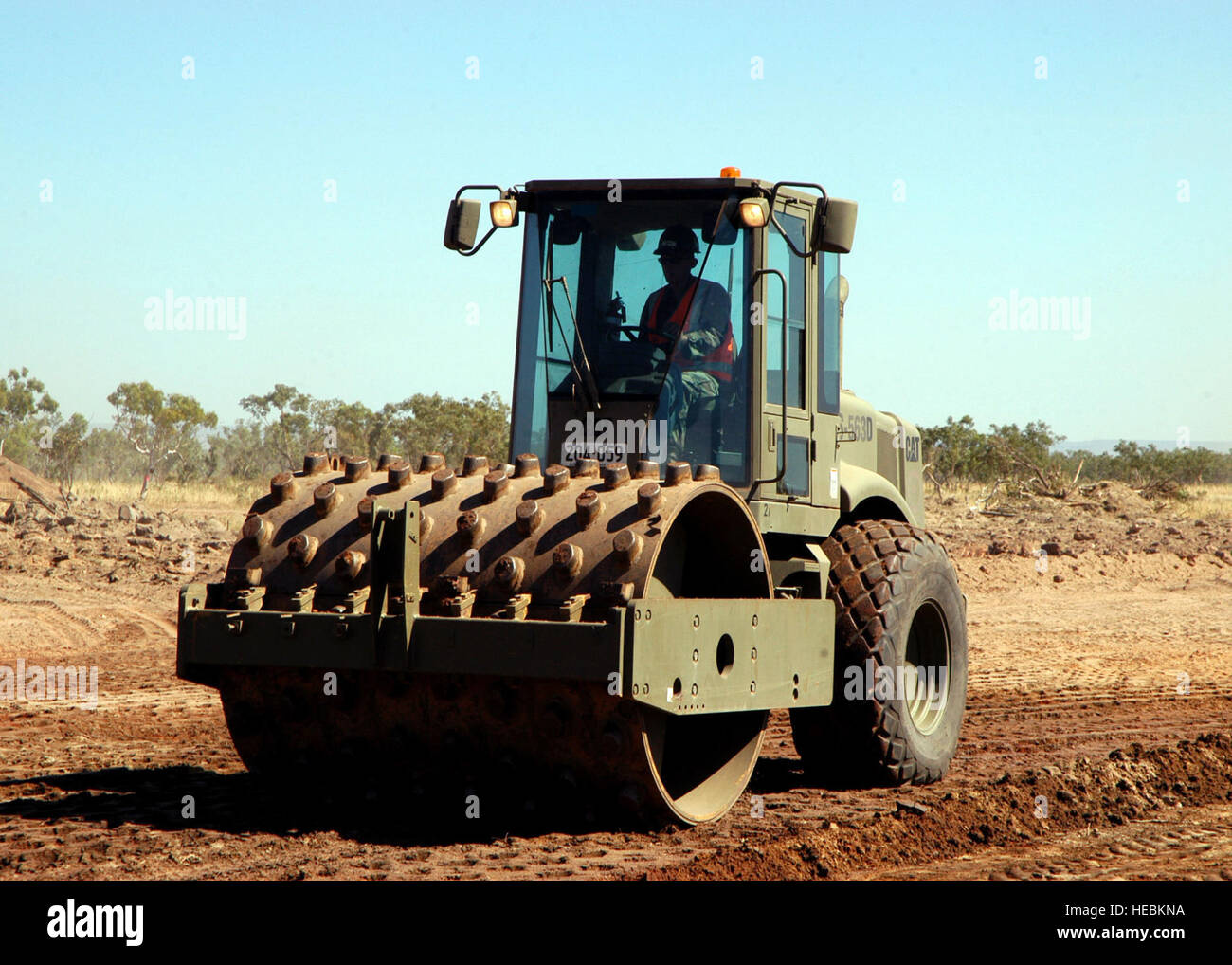 070606-F-8678B-011 Timber Creek, Australia (6 giugno 2007) Ð apparecchiature Constructionman operatore apprendista Jeremy K. Baker opera un compattatore sheepsfoot/rullo per compattare la base del progetto della pista a Bradshaw campo Area di formazione. Membri della Naval Mobile Battaglione di costruzione (NMCB) 4 sono distribuiti a sostegno degli Stati Uniti- Australian Defence comune Aviosuperficie rapida costruzione esercizio talismano sciabola. Stati Uniti Air Force foto di Air Force MSgt. Rickie D. Bickle (rilasciato) Foto Stock